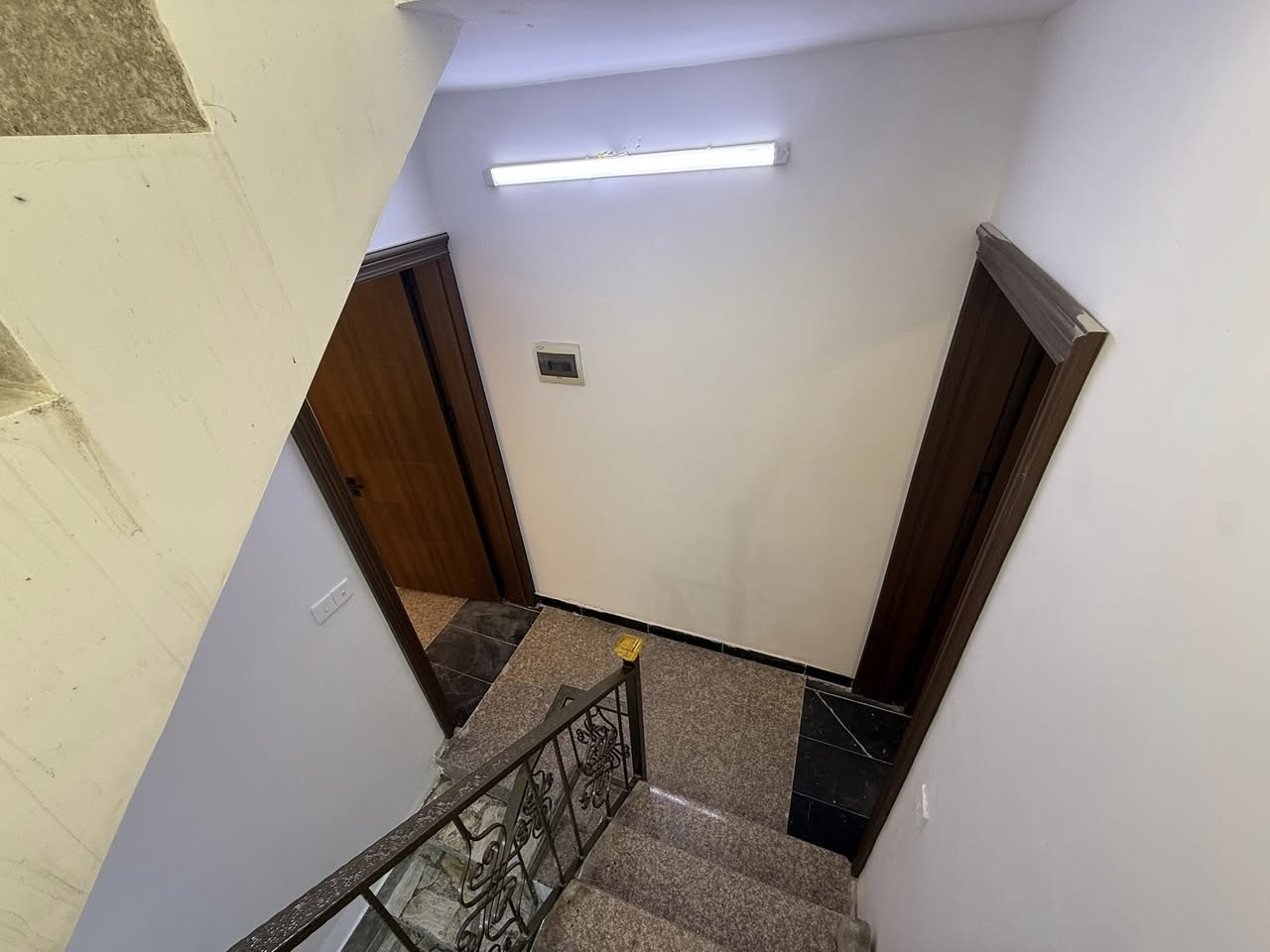 دار للبيع  الموقع الغدير محله 706 🛑
المساحة 65 🛑
الواجه 4 
يحتوي على 
ط 1 صاله+ مطبخ + خدمات 
ط2 غرفتين   +  خدمات 
 للاستفسار ***********
