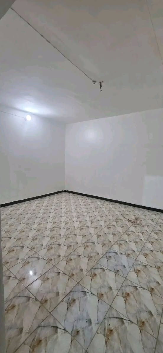 اعلان.......
بيت للبيع بحي العسكري مساحه 110متر قرب المستوصف 

يحتوي على غرفة وصاله وبراني ومطبخ وصحيات خارجيه وداخليه 

البناء عكاده 

السعر 60
 حالياا البيت فارغ

للاستفسار اتصال على الارقام التالية 

***********

***********

مكتب الساعي للعقارات 🏢 

العنوان سايدين حي الشرطه مقابيل اسواق الريتاج 🏢🏢
