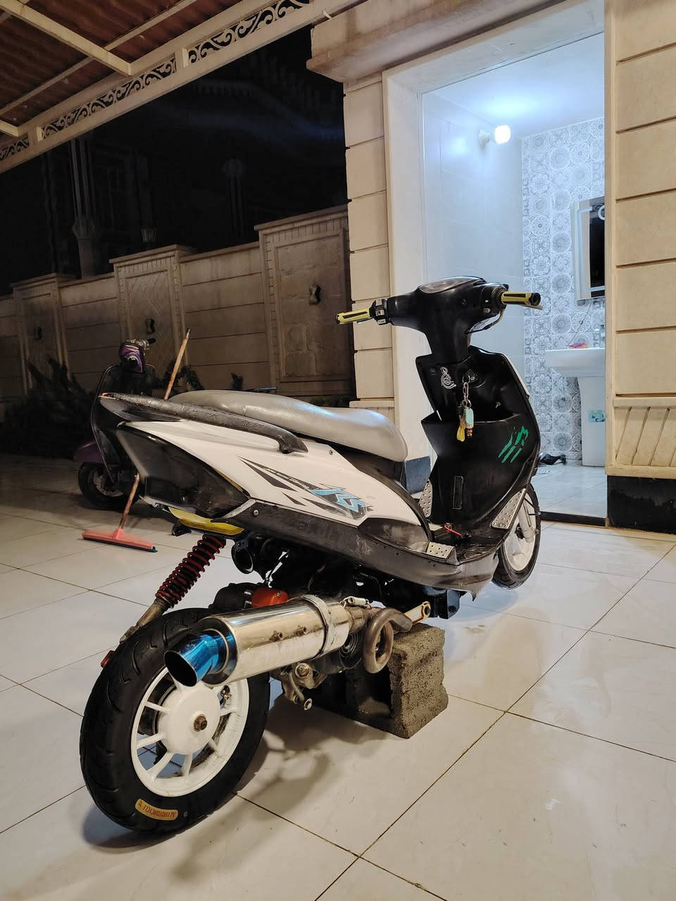 سلام عليكم عدله للبيع بوشه ٥٥ دراجة شلعه ومعدل تاكل لكاع شيال رياضي راجع دراجة مال مطارح كفراتهة كاملات لحيه وجاملق كله كامل كلجات رياضي قايش رنبه ومكينه شغل كله تزويد رنبه ع ايدي حولت بوشتهة بيهة بوشه مشيفة ختم وياله رياضي شاصي صبغ حراري ازرك كهربائيات شغاله صلنصه حلزوني تجي تطلع بيهة وشوف دراجة مكان ديالى شهربان توصيل ماعندي ولا جيبهة لفلان مكان تواصل *********** موجود رقم واتساب سعر ٥٥٠ وبيها مجال للشراي
