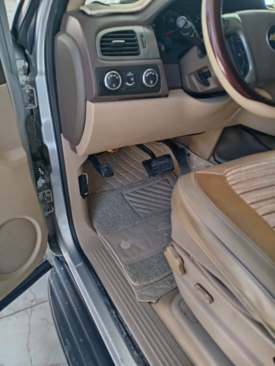 سياره نوع تاهو لبيع ادوات مكينه وكير وحداده وتخم تاير تبريد ثلج مكفوله من ضربه فقط جاملغ الخلفي بجهت سايق ضربه بصيطه مرجعه بارد ورشت صبغ موديل   2012 غرفته نضيفه شوف العين سعر110 وبيه مجال حك جيه مكلف بنشر هاذ رقم راعيه
(***********)مكاني بصره قضاء القرنه
