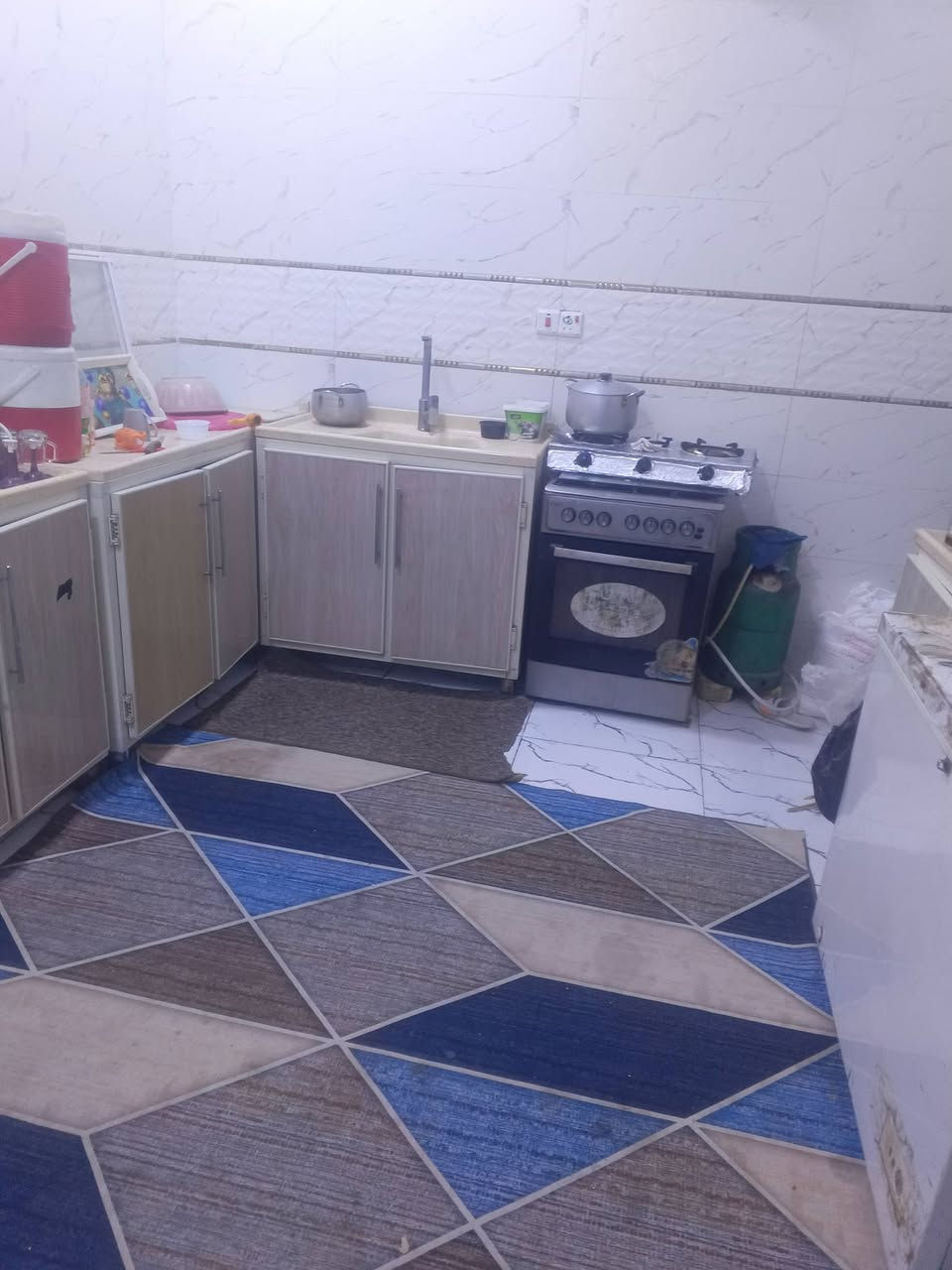 السلام عليكم اخوان متوفر لدينه كنتور وميز  وثلاجه و افريز وكاونتر للتواصل على هاذا الرقم ***********
