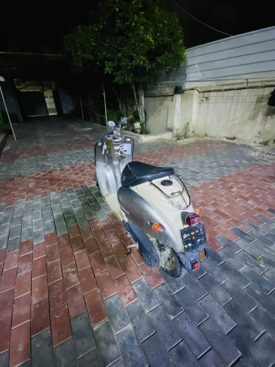 سلام عليكم .دراجه كلاسـك عبد الحليم كامله مكمله من الحمداني جديده حاويه صارله 8 اشهر طالعه جاهزه من كهربائيات محرك السعر 675 وبيها مجال مكان كربلاء شارع البارون ***********
