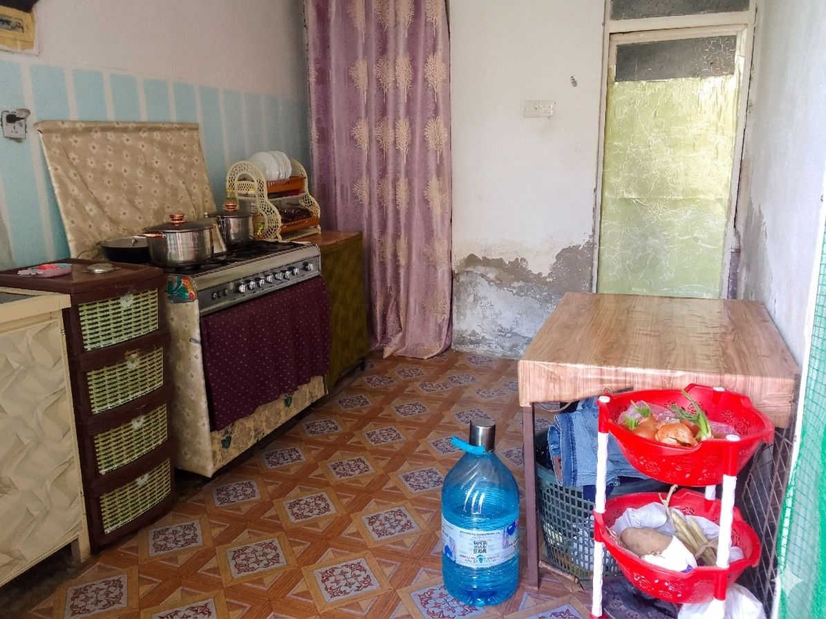 السلام عليكم بيت مساحة 100 متر مربع الواجهة 6.6 متر ونزال 15 متر 
يحتوي على استقبال ومطبخ وحولي وبيتونة سقفها چينكو وطارمة وخدمات صحية والبيت طابو سكني يتسلم عليه قرض في منطقة الراشدية _ البدعة وبيهة مجاري كاملة وكهرباء وماء ومدرسة ابتدائية قريبة على البيت بس بعد مابيهة تبليط وتبعد عن الراشدية والحسينية مسافة 10 دقائق 
السعر 85 وبي مجال 
للأستفسار التواصل على الرقم رصيد أو واتساب
***********
