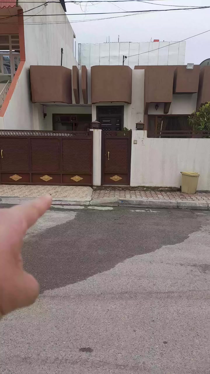 السلام وعليكم ورحمة الله وبركاته  .. أحبتي أصدقائي الأعزاء متابعي صفحة النسيم للعقار في السليمانية  .. يوجد لدينا بيت للبيع جاهز لسكن فوول مواصفات من الداخل  مؤثث فوول يباع مع الأثاث بداعي السفر  .. مساحة ٢٠٠م  واجهة ١٠ .. نزال ٢٠ .. عرض الشارع ١٥م .. منطقة جيدة منطقة شيخ محي الدين قرب خلف بانزين خانة هوائي قرب الممثلية.. كما موضح في الفيديو  .. للإستفسار اكثر يرجى الاتصال على الرقم  .. *********** 
 النسيم للعقار في السليمانية..
