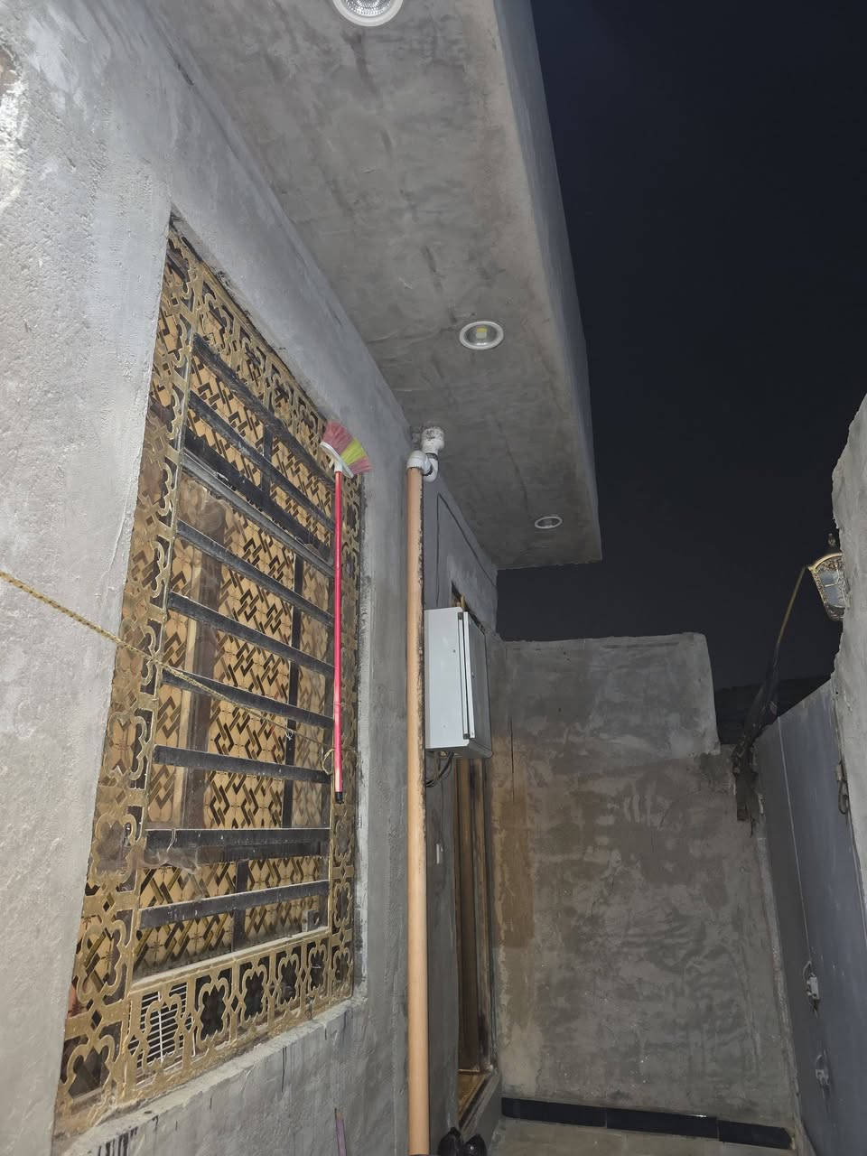 للبيع مساحه 100متر واجه 10x10 عنوانه كربلاء فريحه يبعد عن الشارع العام 100 متر سعر 58.   ***********
