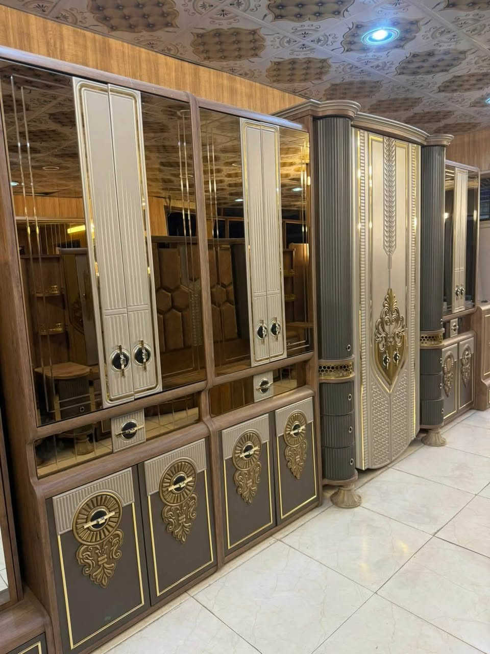 👑 _غرفة نوم ملكية 11 قطعة -  استثنائية
افخم غرفه ممكن شوفه 😍
*تحفة فنية تاخذ العقل*  
🇹🇷 موديل تركي راقي بتفاصيل نحت ليزر وتطعيم ذهبي  
🛏️ *المواصفات*: سرير جك فخم  عملي 
جام برونزي انيق ✨
 كنتورين + كنتور منفصل +
 شازلون  مخزن

💎 *المواصفات*:  
1. خشب MDF تركي + برغي وجوي حديد أصلي  
2. صبغ حراري عالي الجودة مقاوم للخدش  
قماش وتربروف اصلي 
4. إضاءة مخفية + 
سرير مخزن 
 *الحالة*: 100بل100 نظافة، شبه جديدة بدون أي ملاحظة  
🚚 *التوصيل*: مجاني داخل بغداد - المحافظات أجور نقل


**إذا كنت صاحب هذا الإعلان وتريد حذفه لأي سبب، رجاءا أرسل رسالة إلى الدعم الفني**
