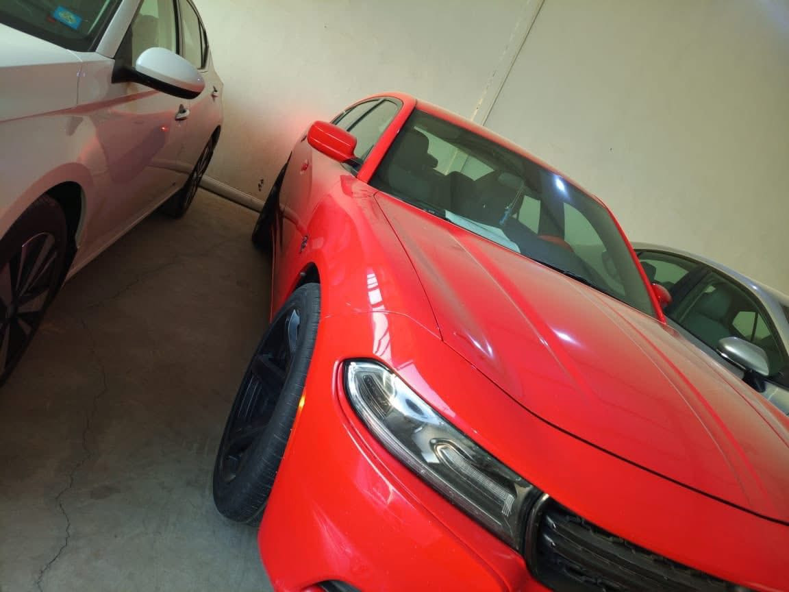 جارجر 2019 SxTوارد كندي  دخول كلين مع تقرير كارفاكس 
اللون احمر طماطة
 معروفة مواصفاتها تشغيل عن بعد شفتات ستيرت كشن كهرباء حساسات خلفية شاشة وسط كامرة خلفية كشنات مخمل ...

 وبيهة طخة هنا بالعراق بحافة البنيد ونصبغت موضح بالسونار جميع الايرباكات سليمة بدون تبديل او فتح حتى الدعاميات بدون تبديل 
ماشية 68 الف مايل
قليل اطلع بيهة من جتي من امريكا ماشي يمكن 40 الف  كل شي بيهة على وضع الشركة بدون برمجة او تحديث 
رقم سليمانية السنويه نافذة من الشهر 8(ساقطة يعني )
مكان السيارة ديالى بعقوبة 
السعر 250 وبيهة مجال للشراي 

***********
