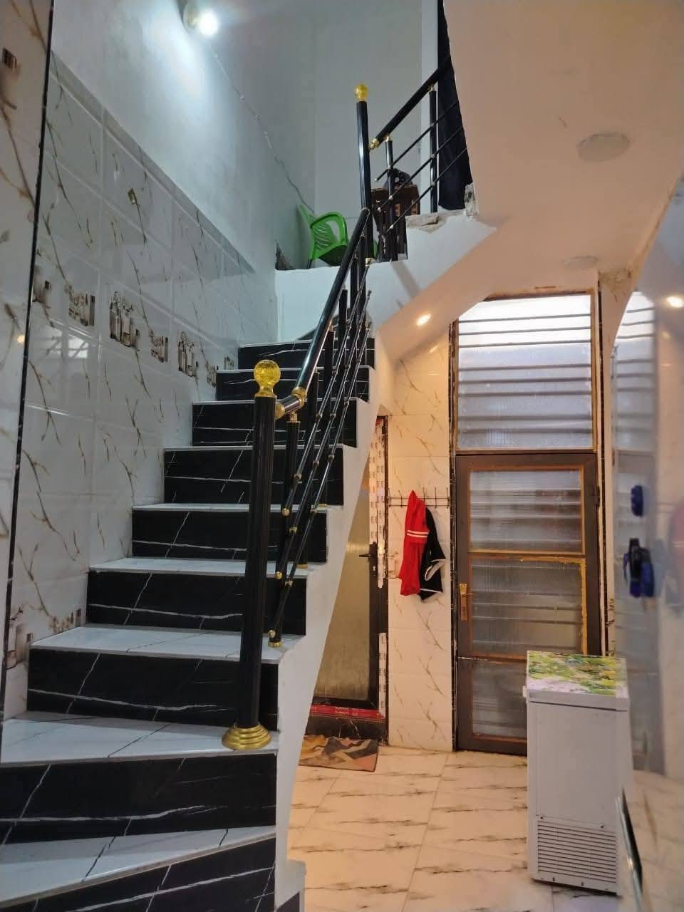 سلام عليكم يتوفر لدينا دار للبيع طابو زراعي سند 25 مساحه 100م طابقين يحتوي على غرفتين نوم واستقبال وصاله ومطبخ وخدمات بيت جديد خدمات كامله العنوان نهايه الشرطه الخامسه الدوانم قرب جامع ملك القدوس للاستفسار الاتصال على الرقم التالي *********** السعر مناسب جدا 58 وبي مجال
