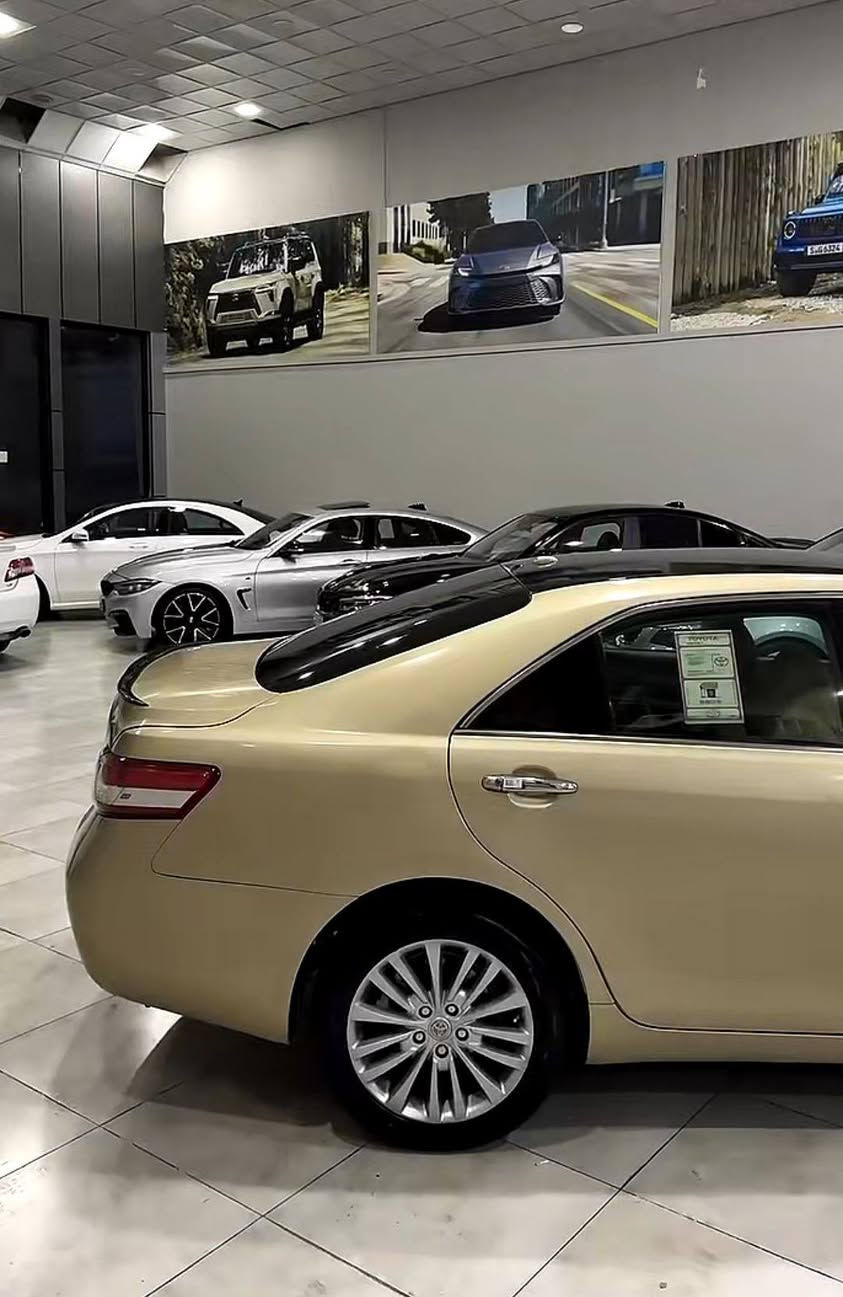 🚗 كامري 2009 | نظيفة جدًا جدًا
السيارة كلشي بيها شرط، استعمال شخصي ونظيف.
🔹 حزام صبغ للزينة فقط
🔹 محرك 4 سلندر نظيف وقوي
🔹 القير شرط يبدّل ناعم
🔹 ستيرن تحكم
🔹 تحديد سرعة
🔹 شاشة كبيرة
🔹 كاميرا خلفية
🛞 تايرات جديدة
🛞 ويلات أفالون أصلية ونظيفة
🚫 صفر ضرب
🚫 صفر حوادث
🚫 صفر دعم
حتى الدكم ما متأثر نهائيًا
📍 رقم دهوك
سعر 97 ورقه 
غرامه ورقتين تنخصم من السعر


**إذا كنت صاحب هذا الإعلان وتريد حذفه لأي سبب، رجاءا أرسل رسالة إلى الدعم الفني**