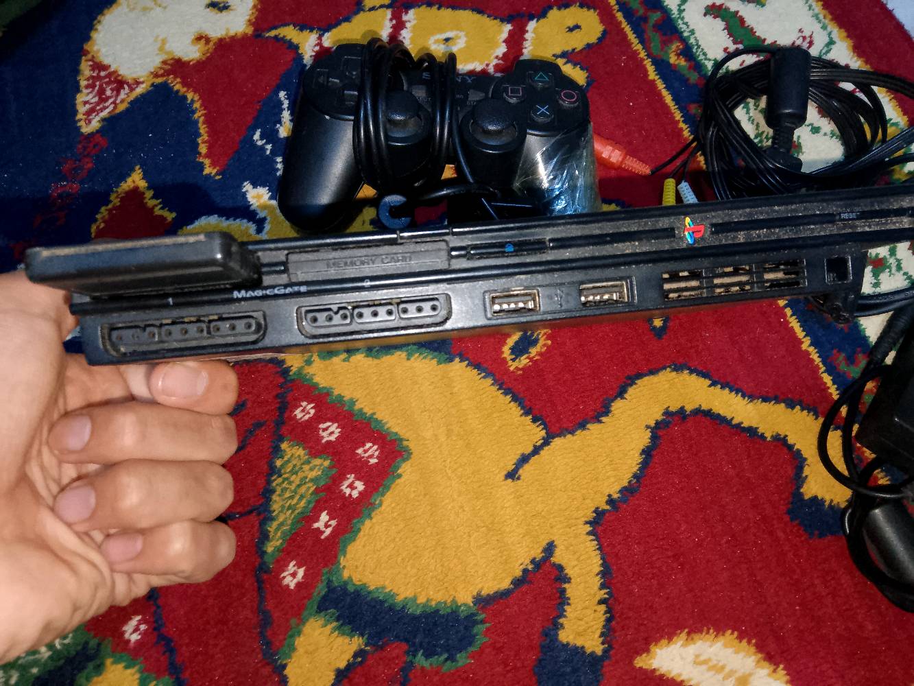 سلام عليكم بلي 2 نضيف للبيع مع جوستيك وحده وكامل ملحقاتة وفلاش ذاكرة 16GB تحتوي على 35 لعبة تحتوي على GTA وطوبة ومصارعة ولعبة سيارات واقعية وكريتوس وهواي العاب ويمكن يتحمل بعد الفلاش كلشي شغال ونضيف رايدة 60 وبي مجال للطيبين بلي يخبل ويسوة كامل غراض
