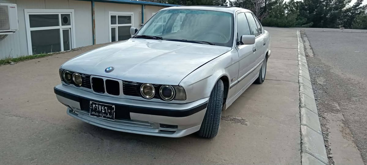 تەنها فرۆشتن *********** BMW مۆدیل 1991 ئــاڕم پلاستیک سلێمانی 520iگێڕ عادی سلایت تەبریت ABS جامکارەبا دەحامی پشتو پێشی کرایتە سپۆرت لایت ئەڵقە گێڕو مەکینەی بەشەرتە ئاڕمو ئەوەلیاتو موسوبڕاوە بەشەرت توندو تۆڵو بێ مەسرەفە سعری 36 $ وەرەقەو مەحمەلە ‏‪0751 161 8139‬‏ شوێن کۆیە كويسينجاك, أربيل
