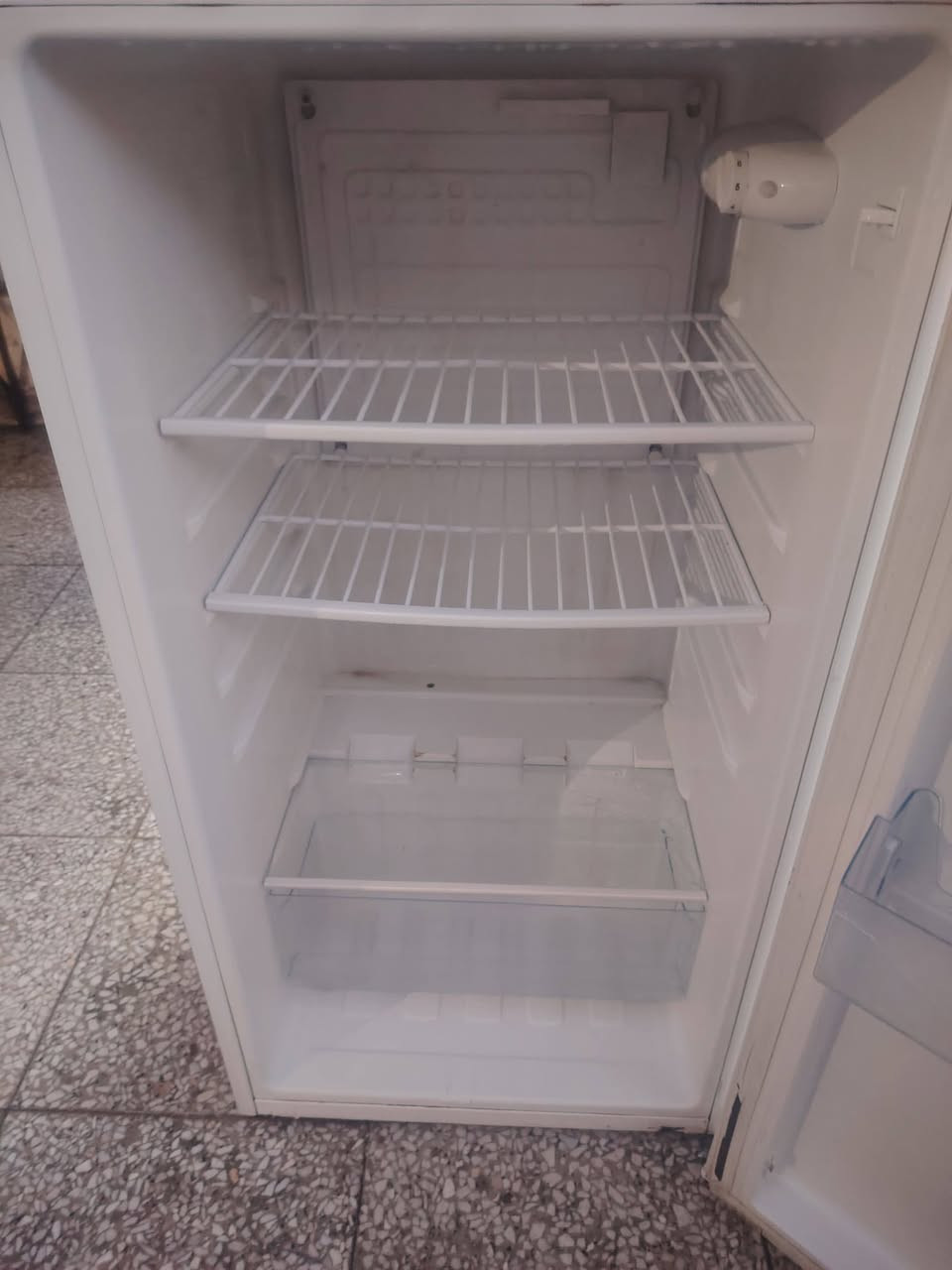 ثلاجات اثنين نظيفات العنوان الحرية السعر ٣٠٠ اثنينهن الرقم ***********
