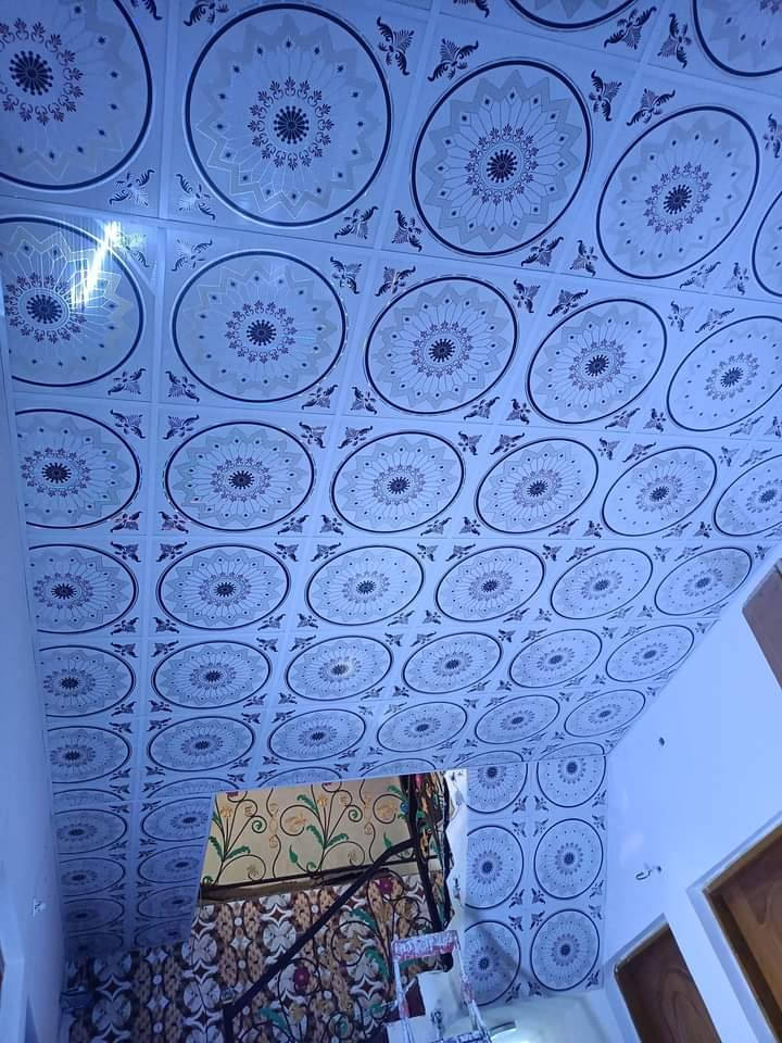 السلام عليكم 
خلفه سقوف ثانويه مع الكهربائيات أو بدون
والسعر مناسب 
***********
