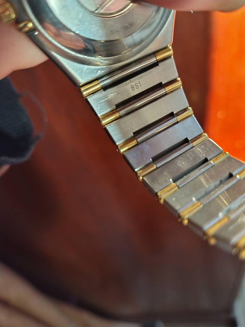 ساعة أوميغا كونستليشن (Omega Constellation) أصلية - حالة ممتازة
الأردن عمان 00962789974455
الوصف:

الموديل: أوميغا كونستليشن كرونومتر (Omega Constellation Chronometer).

نوع الحركة: أوتوماتيك (Automatic) ذاتية التعبئة، معتمدة ككرونومتر عالي الدقة.

المواد: ذهب أصفر عيار 18 قيراط وفولاذ مقاوم للصدأ (Steel & Gold).

المينا (الوجه): لون ذهبي (Champagne Dial) مع عرض تاريخ عند الساعة 3.

المقاس: 35 ملم (مناسبة للرجال والنساء - Unisex).

الزجاج: ياقوت (Sapphire Crystal) مقاوم للخدش.

المميزات: التصميم الأيقوني بالمخالب الجانبية والأرقام الرومانية المحفورة على الإطار الذهبي.

الحالة: (اذكر حالة الساعة الحقيقية، مثلاً: مستعملة بحالة الوكالة، تعمل بدقة ممتازة).


**إذا كنت صاحب هذا الإعلان وتريد حذفه لأي سبب، رجاءا أرسل رسالة إلى الدعم الفني**