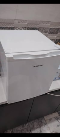 ثلاجه مكتبيه • سلفر كرست • جديده غير مستخدمه