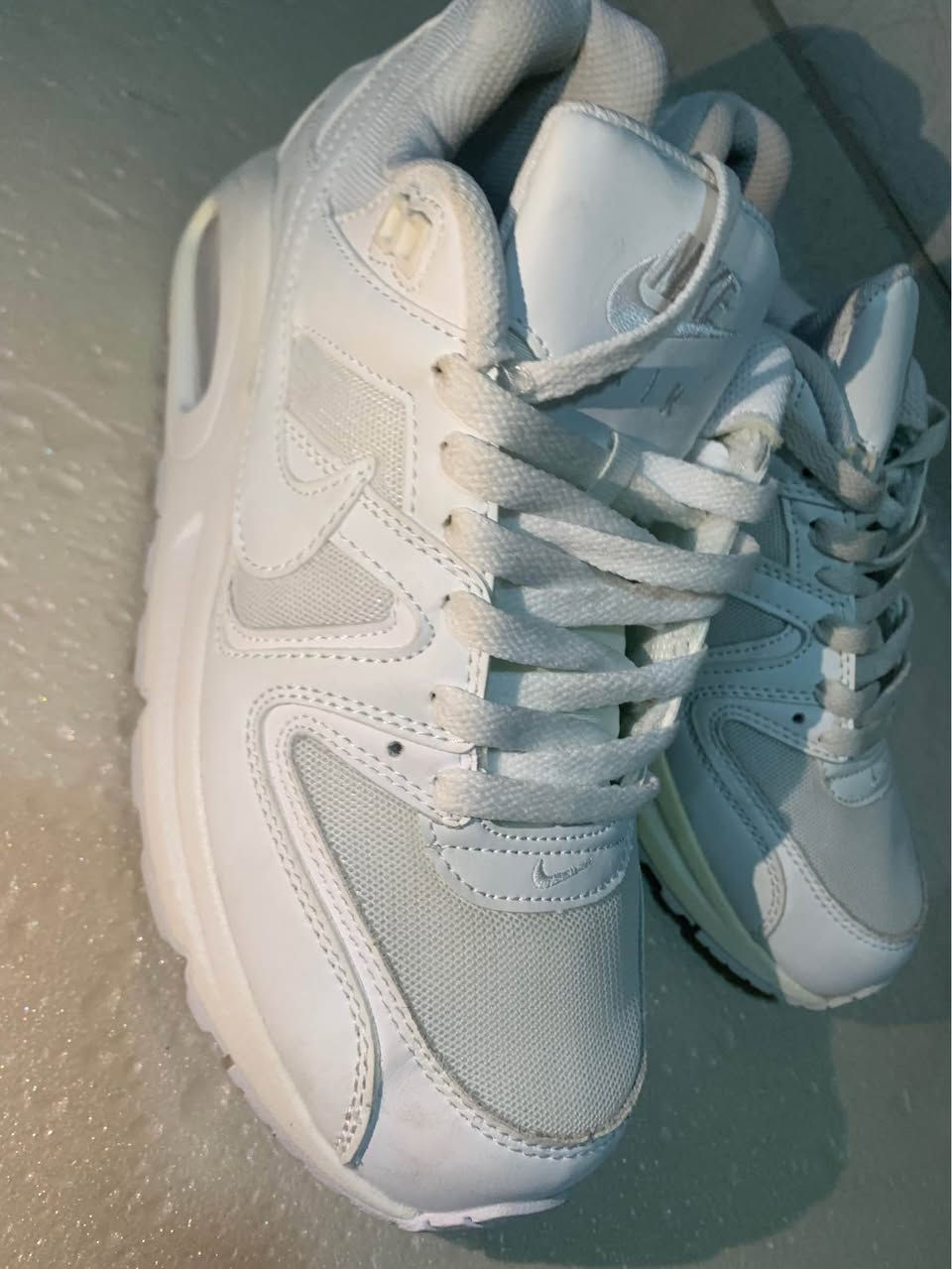 دوو جوت كاله ى ماركه ى (nike) و (àir) به ريتانيه
قياسى ٤١ و ٤٢ 
نرخي هه ر جوتيك ٥٠$ 
*********** السليمانية, العراق
