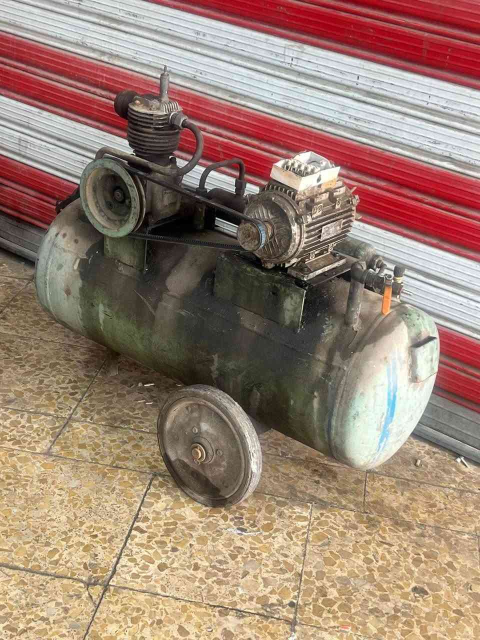 السلام عليكم كمبريسر عدد 2 و فاره  ومولد مال كمبريسر كلهن شغالات عسرهن 500 مكاني بغداد السيديه ***********
