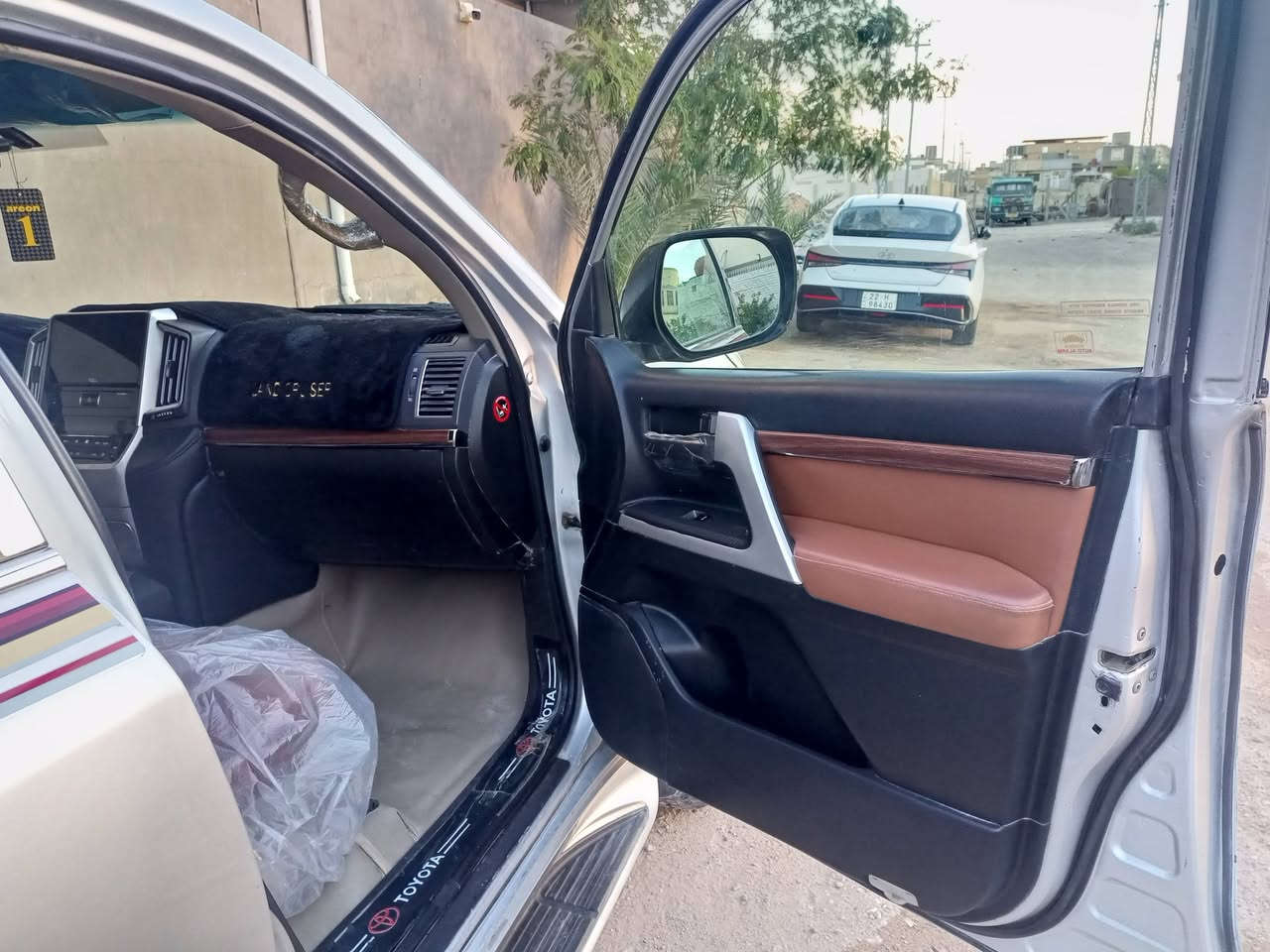 سلام عليكم من رخصت مدير لكروب لندكروز موديل 11ستينيه سياره بيه جفيه خفيفه محدثه داخل وخارج 21 هزه جديده بسمي بيع او مراوس حسب القناعه سياره ماعايزه اي شي سعره250 مداور ثاني يوم رقم***********
