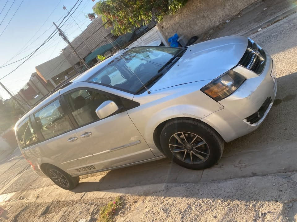 كرفان ٢٠٠٨sxtبسعر ٩٥$٣٨٠٠ محرك ٣قطع تبريد بسمي صبغ ٣قطع بدون اي ظرر جاهزه ***********
