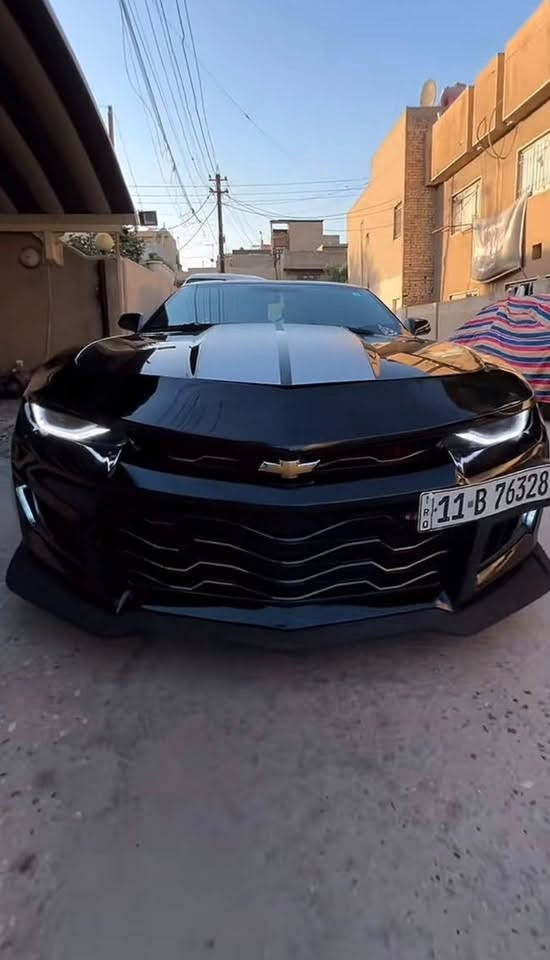 سيارة شيفروليه كمارو موديل 2015 باللون الأسود، وهي سيارة رياضية أمريكية، تتميز بمظهرها القوي ومواصفاتها العالية، معروضة للبيع في العراق.
• معلومات عن السيارة
•الموديل: شيفروليه كمارو 2015، والذي يعتبر جزءًا من الجيل الخامس لسيارة.
•المواصفات: السيارة كاملة المواصفات، تتضمن فتحة سقف، شاشة كبيرة، وعداد رقمي أصلي، مما يدل على فئة عالية.
•الميزات: تتميز السيارة بإطارات حجم 20 جديدة كليًا، ومظهرها
الجذاب باللون الأسود.
§ تفاصيل الشراء والبيع
•السعر: تُعرض السيارة بسعر "شدة وسبع ورقات"وبيها مجال ، وهو تعبير عراقي يعني 17 ألف دولار أمريكي تقريبًا.
•الحالة: السيارة جديدة جدًا، قطعت 81 ألف كيلومتر فقط، ومكفولة من المحرك وناقل الحركة والتبريد.
•الموقع: تتواجد السيارة في بغداد الجديدة، والرقم المتاح للتواصل هو ***********واتساب
