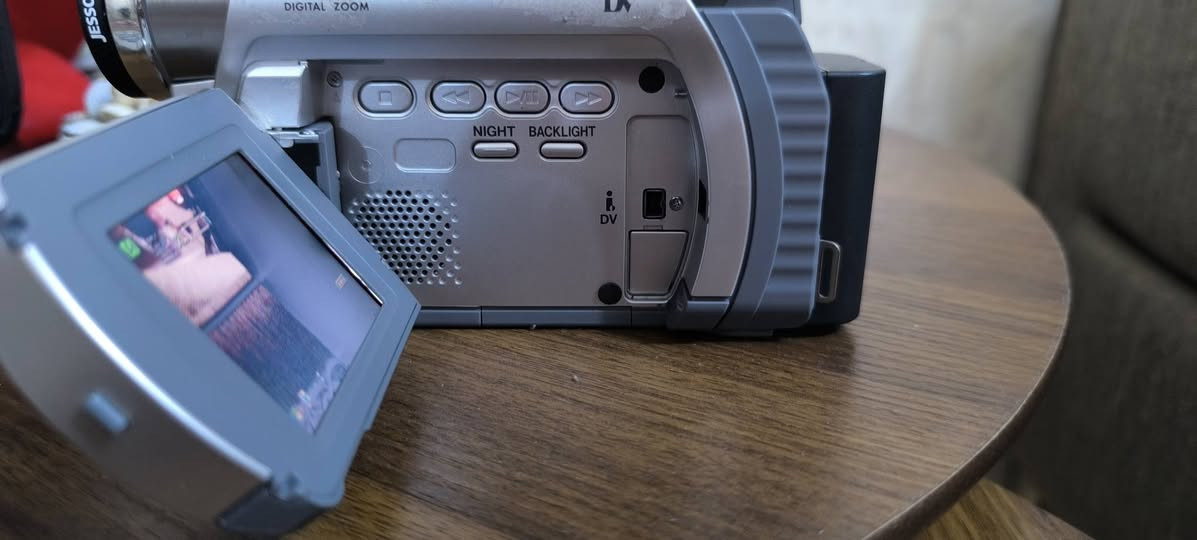 السلام عليكم
كاميرا فيديو 
نوع JVC
حجم الشريط 4 ملم 
صناعه ماليزيا 
شغاله كامله 
نظيفه جدا 
السعر 65
التوصيل 5 بغداد 6 باقي المحافظات


**إذا كنت صاحب هذا الإعلان وتريد حذفه لأي سبب، رجاءا أرسل رسالة إلى الدعم الفني**