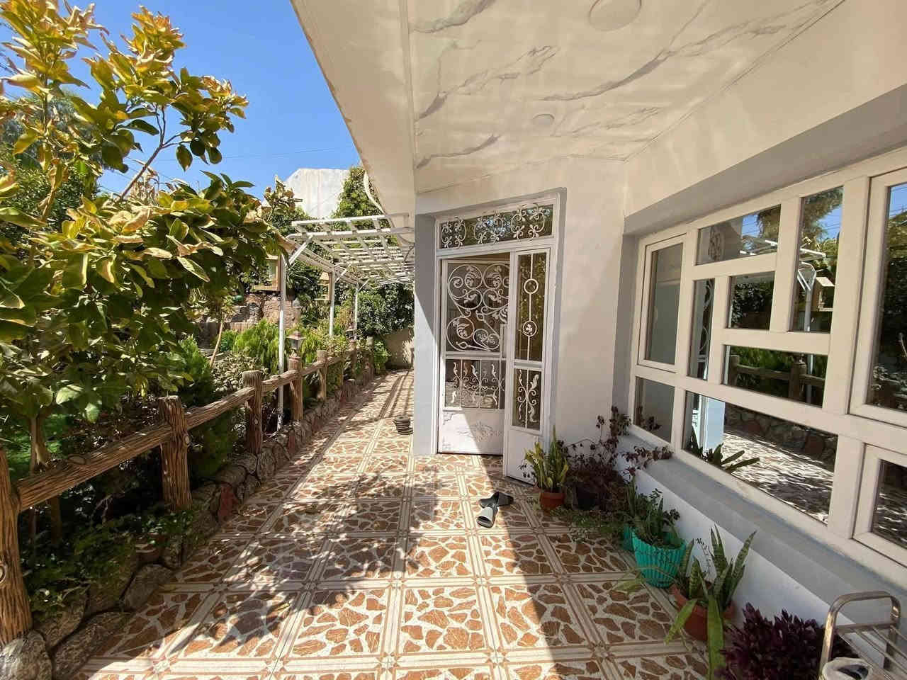 دار للبيع طابق واحد المساحة(280) متر
طابو صرف 
واجهة (14) 
قرب الدار حديقة بناء نظيف 

المحتويات:
(غرفتين نوم هول استقبال مطبخ صحيات داخلية وخارجية كراج سيارة حديقة كبيرة ) 

العنوان:القادسية الثانية خلف جامع صابر كردي وقرب تقاطع ابوخطاب 
للإستفسار الأتصال:*********** متوفر واتساب
@إشارة   
اصحاب المكاتب الكرام 
في منطقة القادسية أو المناطق المجاورة لها فضلا وليس أمرا عرض هذا الدار في مكاتبكم
