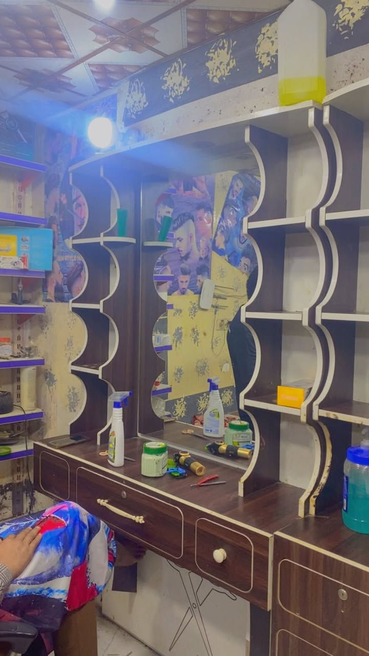 السلام عليكم 2 ميز مراية +قطعة وسط فاتريا السعر 300  العنوان مجمع الاحسان قرب بسماية.    للتواصل*********** واتساب
❤️❤️
