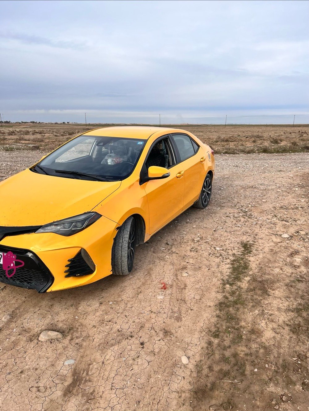 سيارة تويوتا يارس صفراء للبيع موديل حديث. السيارة نظيفة جداً وتعكس لمسة رياضية بأسلوبها. الداخلية مريحة ومجهزة بأنظمة تحكم سهلة الوصول ومظهر جذاب. مناسبة للاستخدام في المدينة أو السفر لمسافات طويلة.