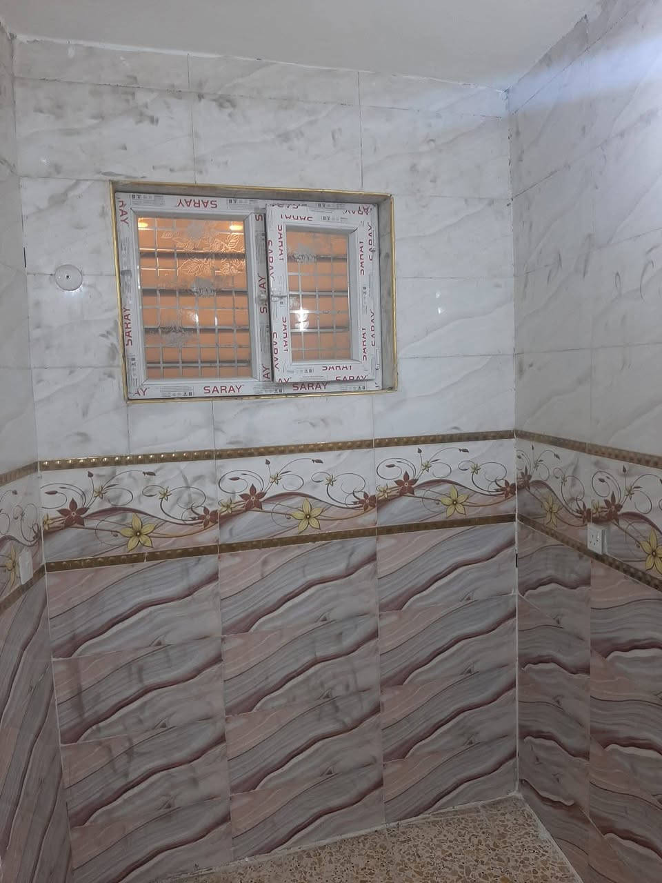 للايجار يوجد لدينه بنايه حديثه البناء متكونه من 6 مشتملات كل مشتمل يتكون من 2 غرف  ومطبخ وصاله البنايه حديثه 2025 الموقع ديالى بعقوبه المركز السراي منطقه القيصريه بين شارعين شارع العام اخريسان وسوق بعقوبه وخلف البنايه شارع كورنيش ديالى اسعار اللايجار طابق ارضي على 300 الف وطابق ثاني على 250 الف 
الاستفسار اكثر عن باقي العروض اتصل على الرقم يوجد وتساب وتفاصيل اكثر. ***********
