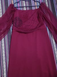 فستان أنيق بتصميم مميز باللون العنابي مع أكمام شفافة وتطريز لؤلؤي على ...