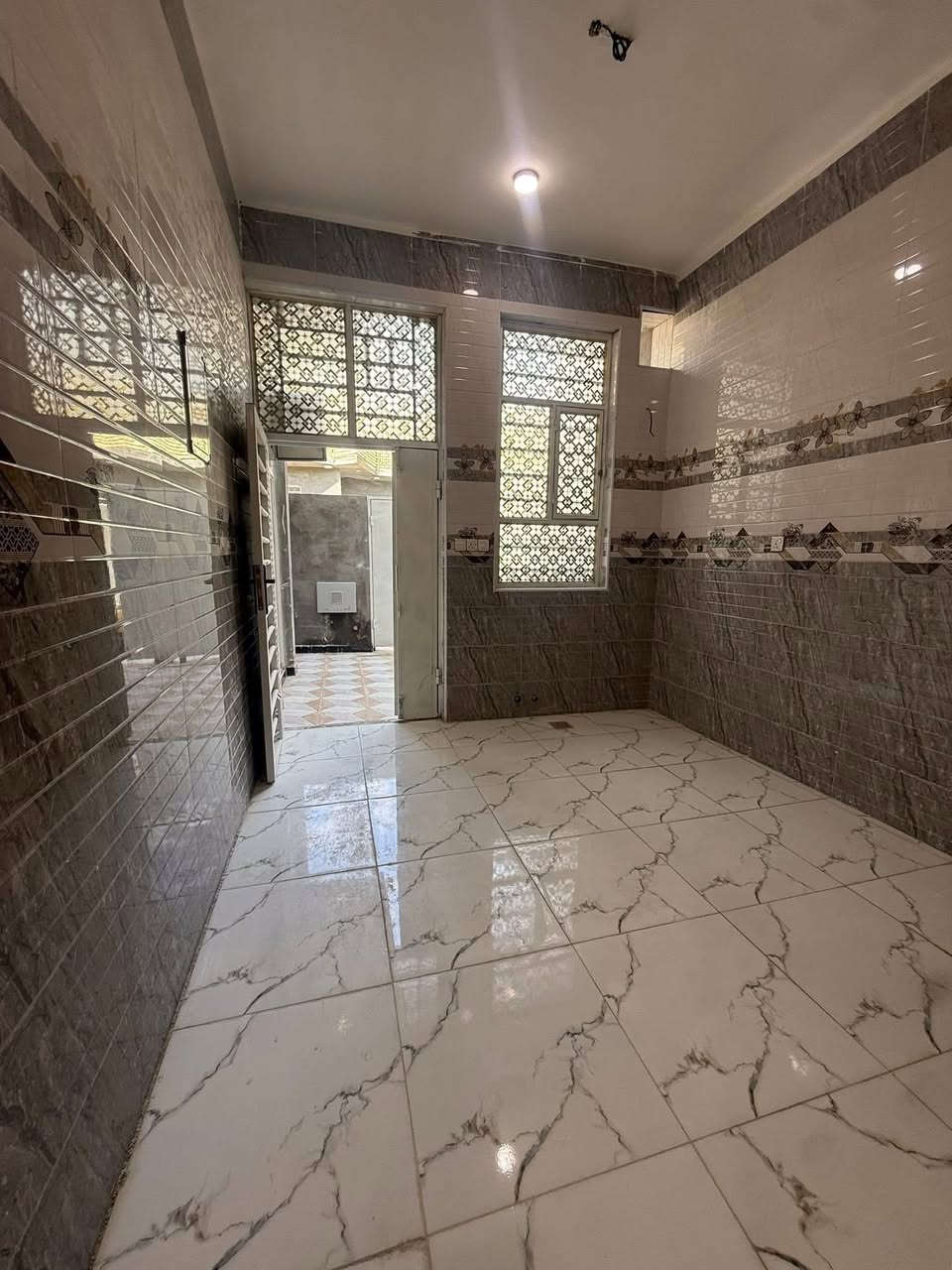 بيـت 120 مـتر بـنـاء حــديث هـسه كمل الـبيت كلش مرتب وشغل كله 

درجه اولى غرفتين وصاله واستقبال وصحيات داخل وخارج ومنور طارمه 

سـتاره عـاليه طابوك وسعره منـاسب 63 وبي مجال الـشراي مستعجلين 

بناء طابوك صب كونكريت مـسلح رباط صب كـونكريت بيت كلش مرتب 

نـاصريـه سـدينـاويـه يم الـدله بـشارع ابو مهـدي المهنـدس قريب كلش

*********** واتـساب مـفتوح 24 سـاعه
