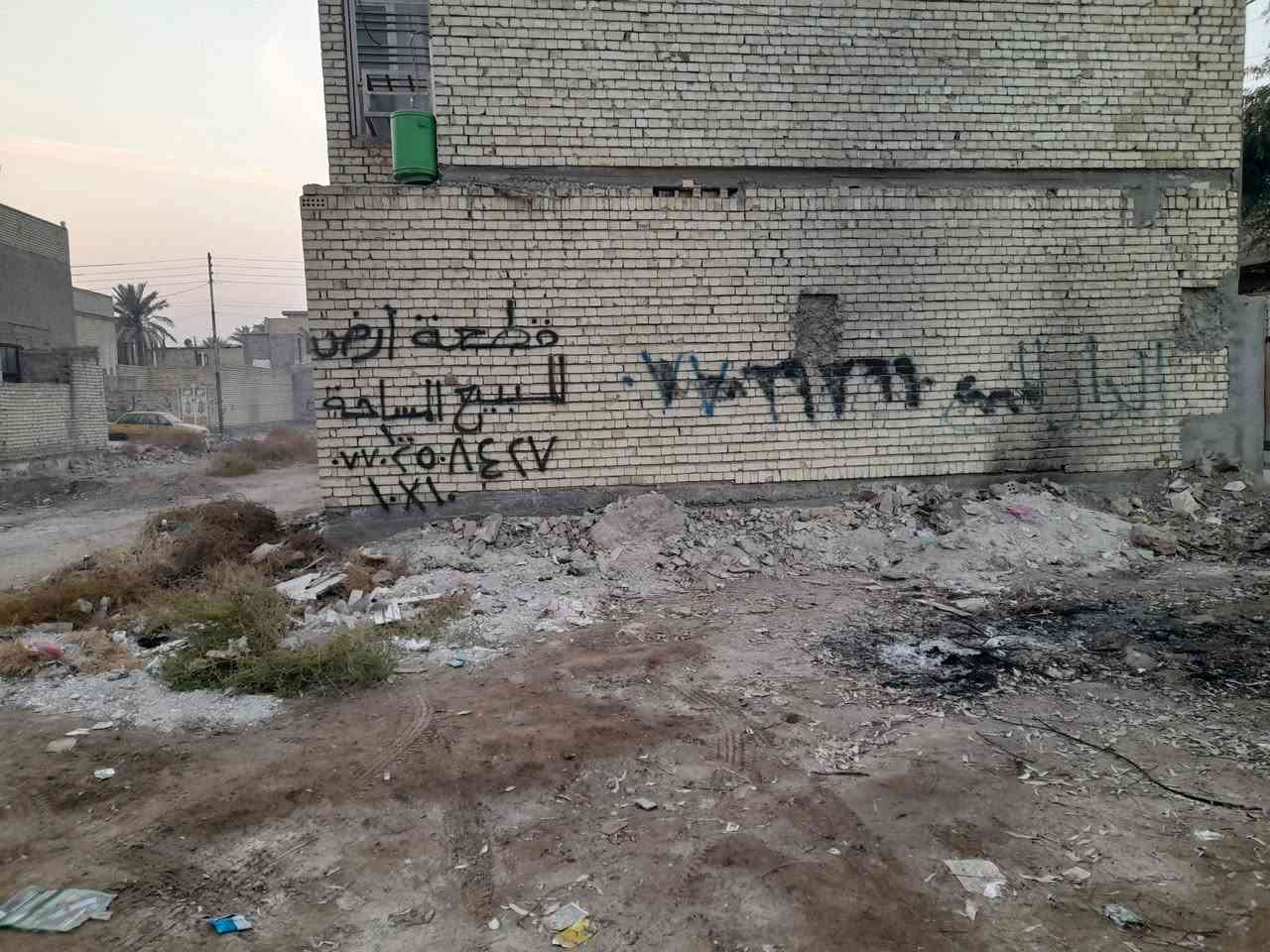 قطعه ارض للبيع منطقه السريدات المربع الثالث بشارع أسواق ابو محمد المساحه ١٠٠ متر مربع ١٠×١٠ صايره على شارعين 
الاتصال ***********
***********
