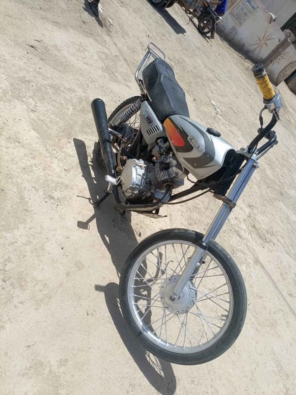 سلام عليكم دراجه للبيع نامه شلامجه البلاد مكينه 22 مبدل ولفات فقط دراجه حلوه ونضيفه مكينه تخبل اوياله جدد دراجه كلك بدون أوراق مكان دوانيه قضاء السدير  الرقم ***********
