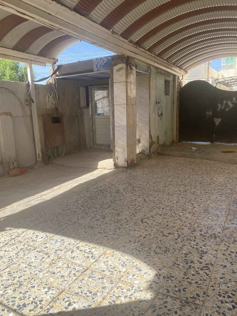 السلام عليكم دار طابو صرف مساحه 265 طابقين + مشتمل خارجي البيت يحتوي على استقبال صاله غرفين صحيات داخلي وخارجي طارمه عنوان الإسكان شارع مكتب الحياه صور المشتمل اول تعليق  الاستفسار رقم هاتف ***********
