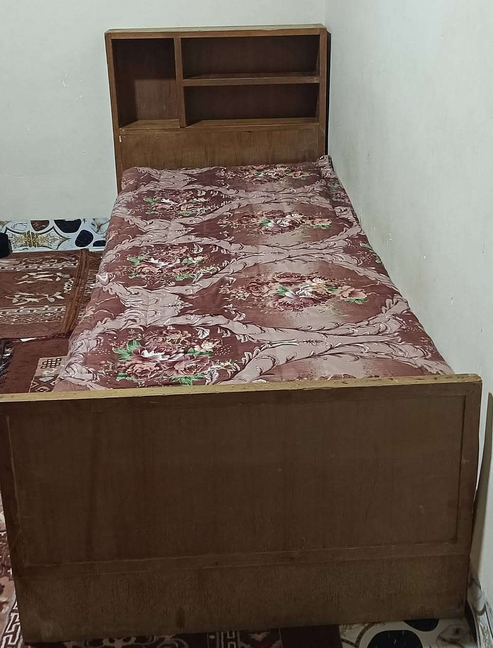 السلام عليكم تخت للبيع
السعر 50 وبيها مجال 
***********
