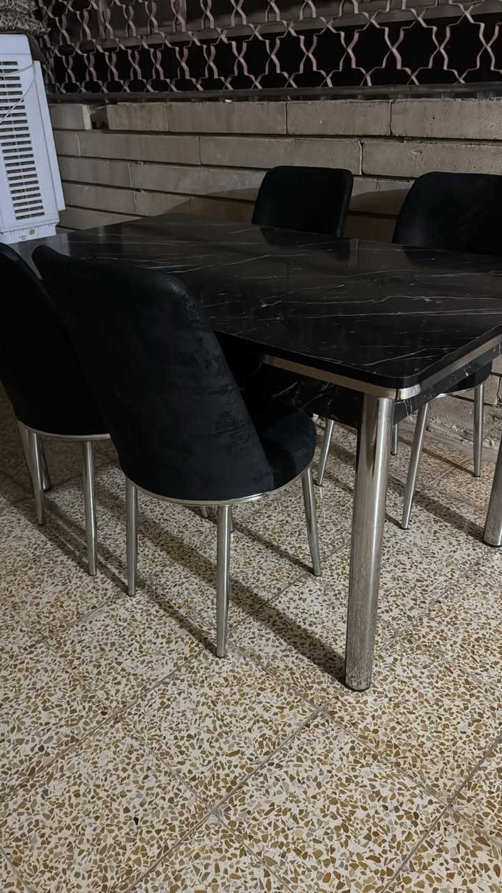 ميز طعام نضيف 
مكان تكريت قرب كلية تربية البنات 
 متوفر واتس ***********
