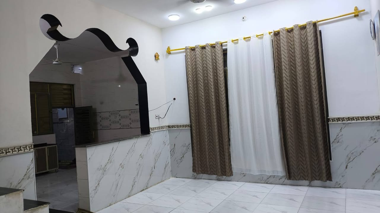 السلام عليكم بيت رقم معامله كاملة 200 متر *********** حي العسكري
