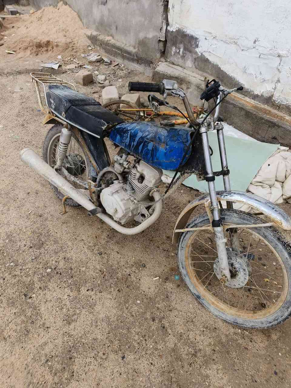 دراجه نامه. للبيع. كوم حديد. سعر. 150.وياها سدر امامي. و رنك خلفي.
مكان الجزيره الفيروزيه. رقم. تواصل واتساب. ***********
