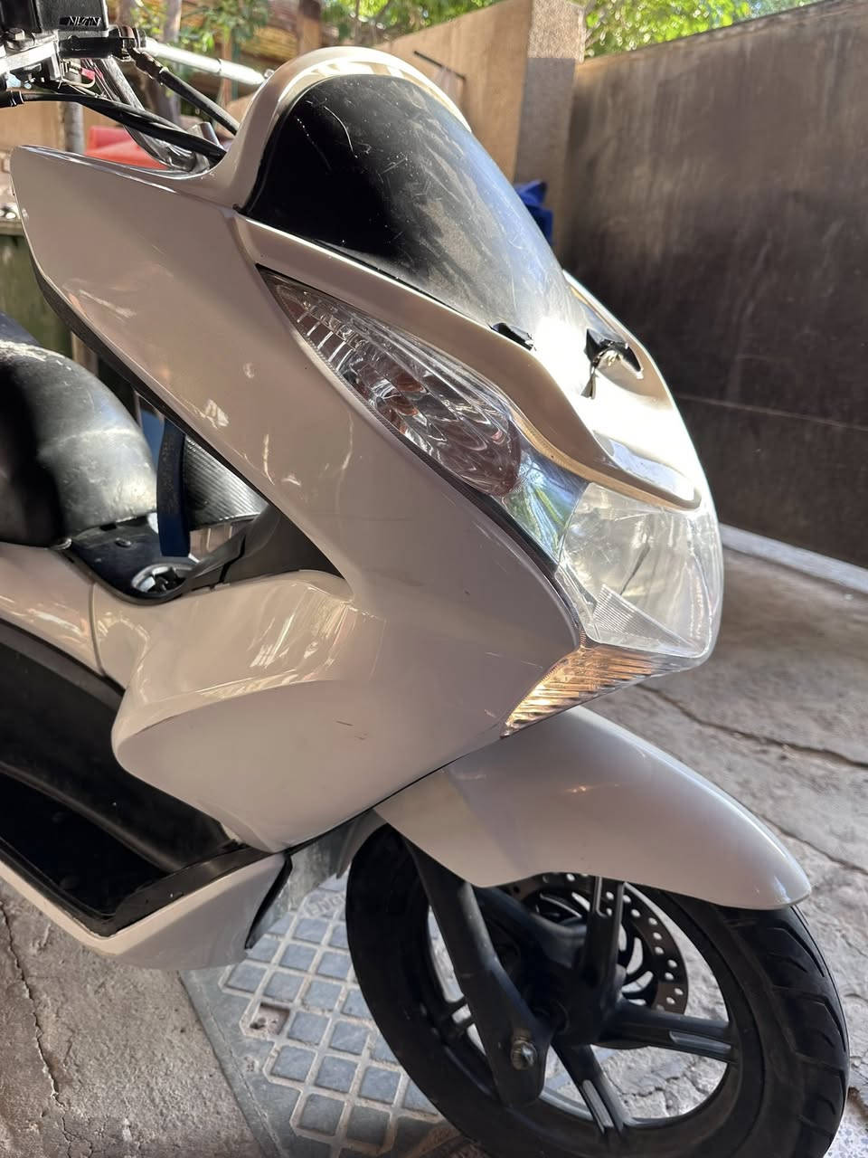 Pcx 
جيل اول ياباني
ماشيه 48 الف
مكينه ناعمه ممفتوحه
اوراقها كامله + اسويلك مكاتبه
بيها طخات خفيفه(شخوط)
لونها ابيض صدفي
حساس ازدحام
نواقصها
جكمجه طاكه بس موجوده
جامه اماميه
ذيل 

سعرها 13 
بغداد
***********
