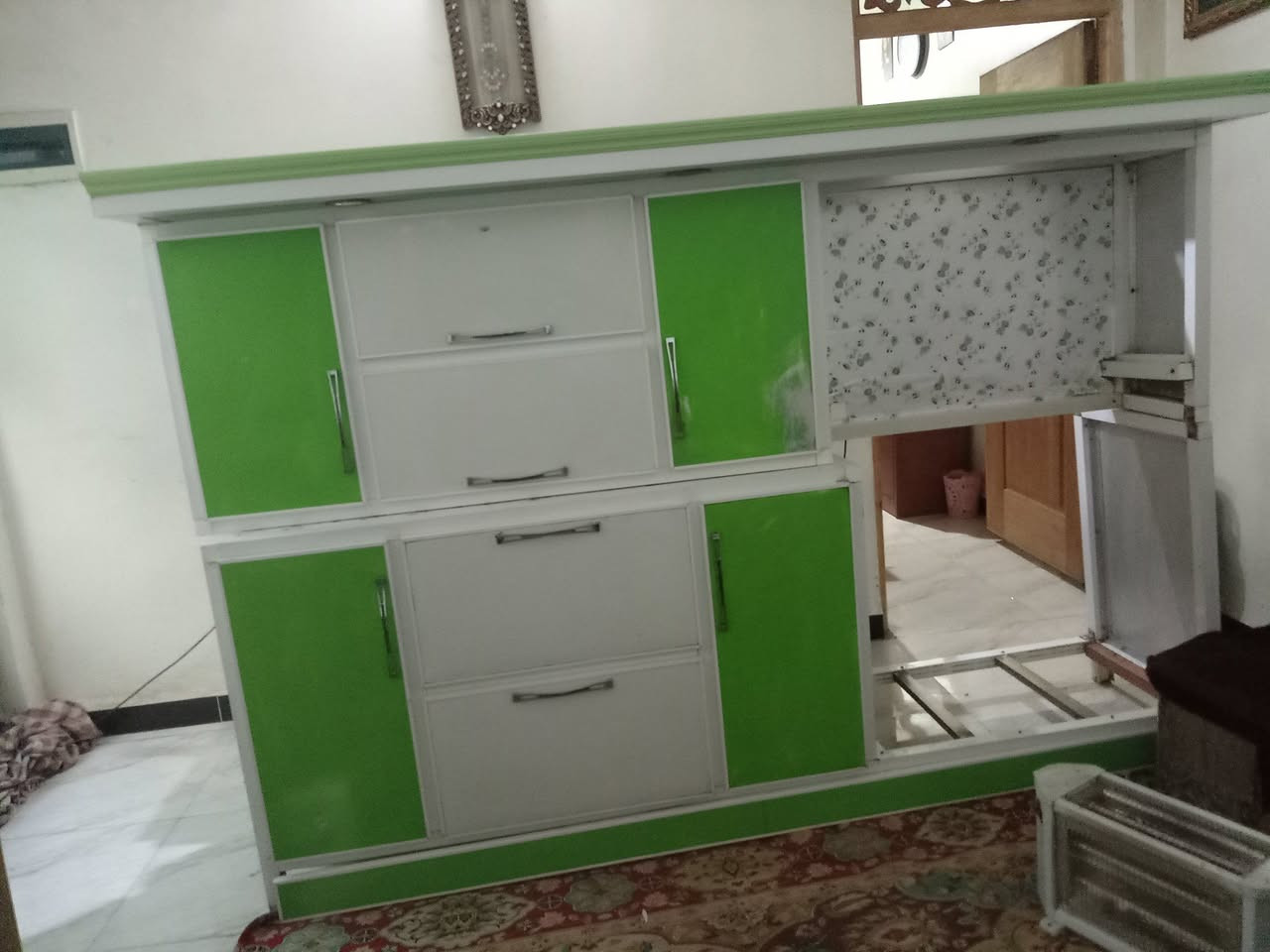 كاونتر وملحق مترين ونص تزكام مبطن خشب كلش نظيف ب١٢٥ قفل بدون عمله المكان حله *********** واتساب
