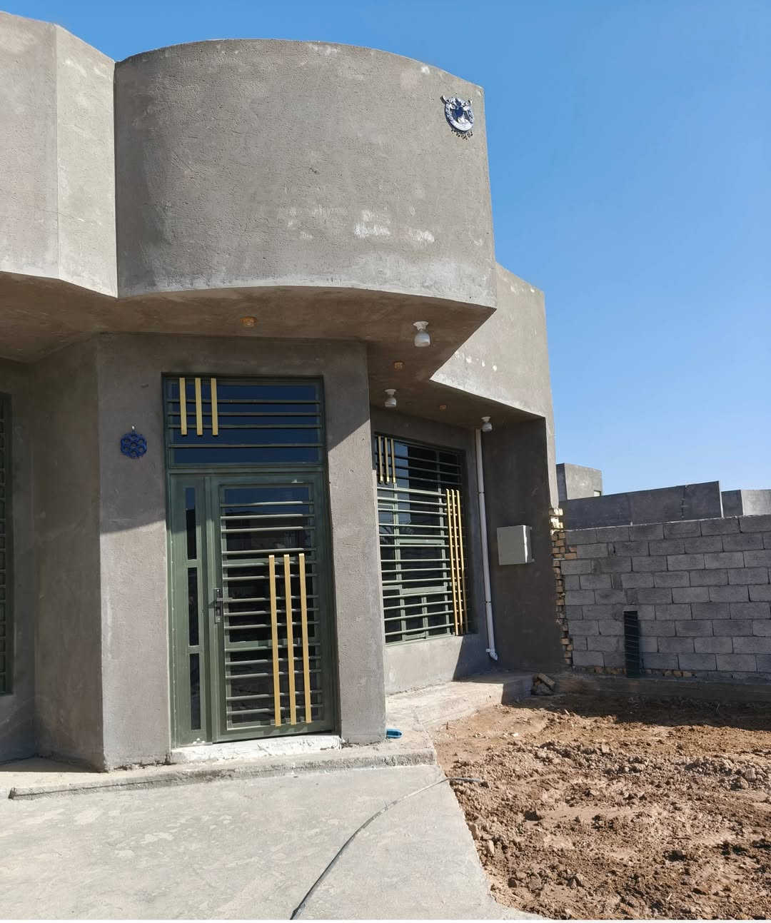 للبيع بيتين في قريه جاسم محمد رحم مساحه 700م كوت دجيلي ال تواصل ***********
