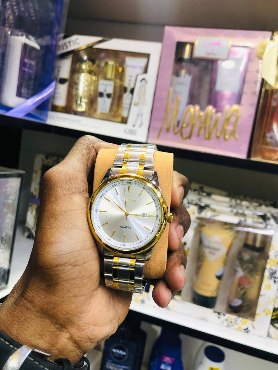 ⌚ ساعة CESAW – تصميم أنيق وعملي
ساعة مناسبة لكل الأذواق، تصميم بسيط وراقي يليق بالشغل والمشاوير اليومية 👌
المواصفات:
✔️مكنة ياباني ضد الماء 100%
✔️ ماكينة كوارتز دقيقة
✔️ أرقام واضحة وسهلة القراءة
✔️ زجاج مقاوم للخدش
✔️ استانلس استيل
✔️ خفيفة في اليد ومناسبة للاستخدام اليومي
✨ خيار ممتاز للزول البحب البساطة والأناقة في نفس الوقت
📍 متوفرة في امدرمان 
🚚 شحن لجميع الولايات
للطلب واتس فقط  :0998433176


**إذا كنت صاحب هذا الإعلان وتريد حذفه لأي سبب، رجاءا أرسل رسالة إلى الدعم الفني**