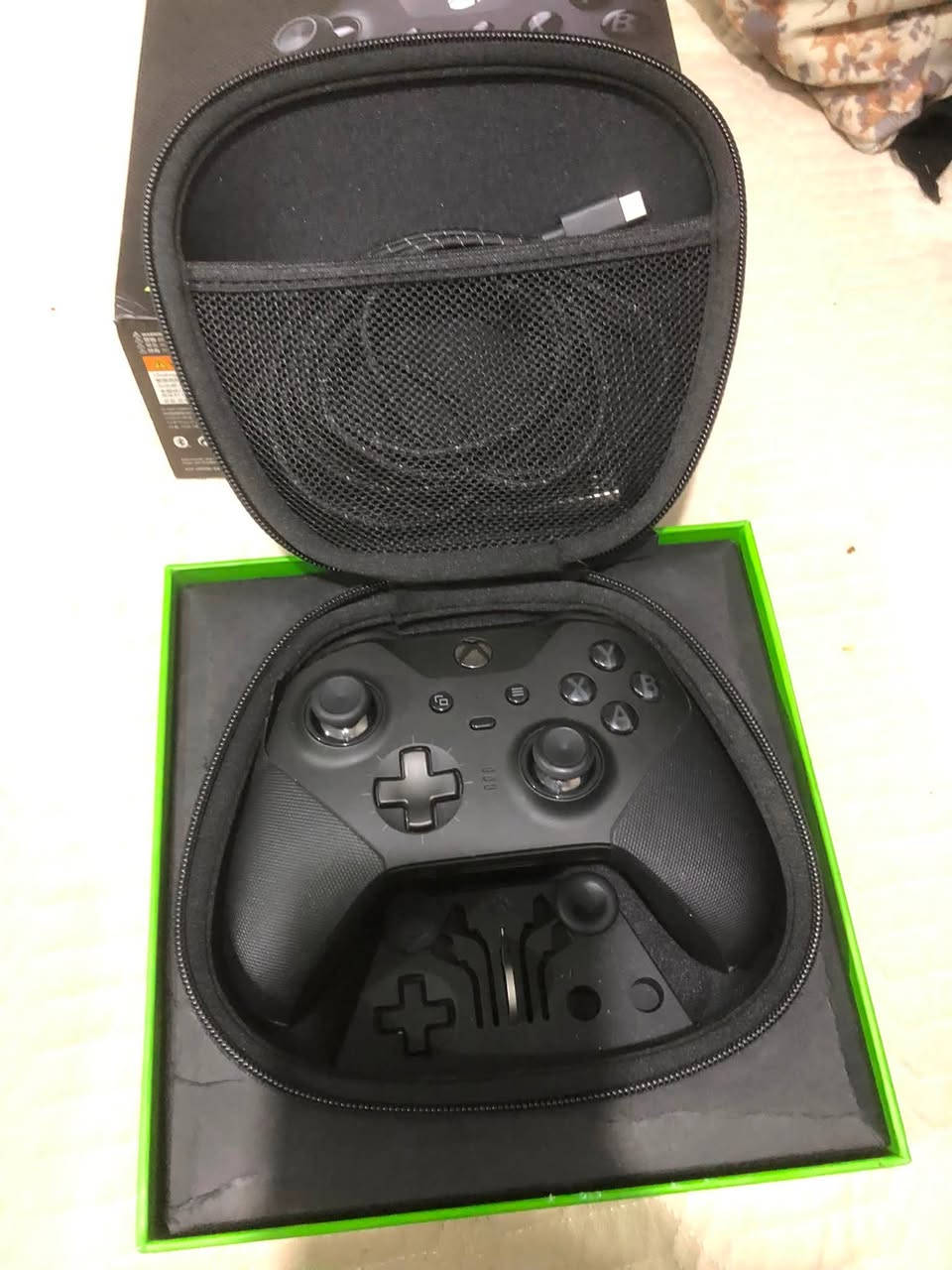 🔥 للبيع يد Xbox Elite Series 2 الأصلية 🔥
للبيع يد Elite Series 2 الأصلية، مناسبة للي يعرف يصلح أو يريدها بسعر مناسب.

الملاحظات:
 • زر LB يحتاج تصليح.
 • منفذ الشحن USB-C عطلان.
 • بيها Stick Drift خفيف.
   
عدا هالملاحظات، اليد أصلية وجودتها ممتازة، وهي فرصة للي يدور Elite Series 2 بسعر أقل من السوق.
يوجد توصيل 
💰 السعر: 45
📩 للتواصل: ***********
يوجد توصيل
