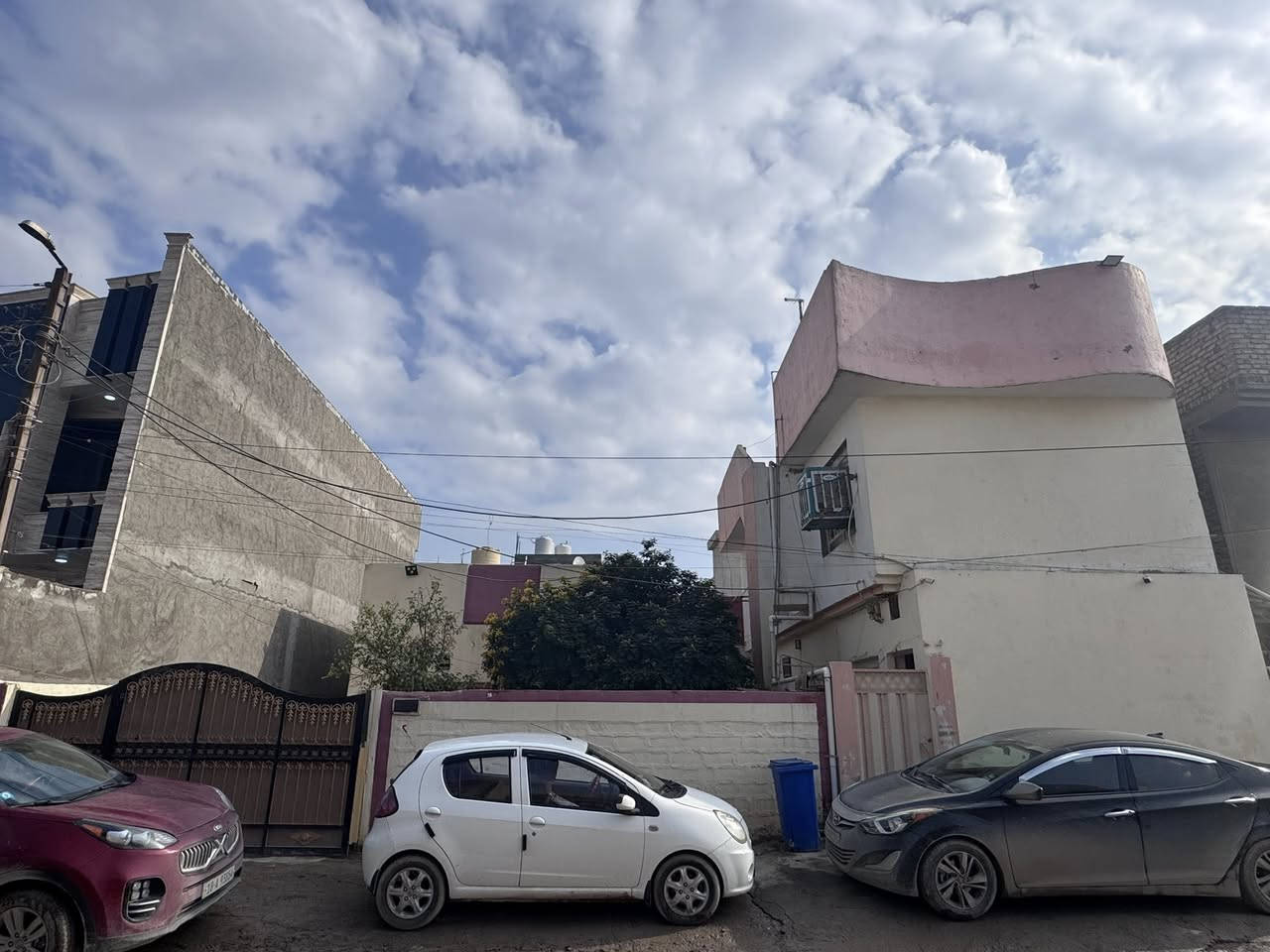 دار ومشتمل للبيع #طابو_صرف  في الحله نــادر  الثانيه خلف معمل النسيج
ــــــــــــــــــــــــــــــــــ
المساحــــــة / 412,5م طابو صرف
الواجهــــــــة /  16,5م
النــــــــــــزال /  25م 

     #مــــــحتويات _الـــــــدار🔻 
الدار يحتوي على (غرفتين نـــوم وصاله وكليدور ومطبخ ومجمع صحيات  وكراج كبير وحديقه

المشتمل يحتىوي على غرفتين نوم وكليدور ومطبخ ومجمع صحيات
__________________________

للأســــتـــفـــســـار الاتـــصـــال عـــلـــى 🔻🔻
 سيد رائد    0️⃣7️⃣8️⃣3️⃣1️⃣1️⃣6️⃣1️⃣6️⃣4️⃣1️⃣    📞             
سيد حسين 0️⃣7️⃣7️⃣2️⃣5️⃣6️⃣1️⃣2️⃣2️⃣6️⃣4️⃣   📞
                      آو وآتســــــاب☎️
_____________________________
#مــكـــتـب
  
   🧱🏬#عقــــارت_سيد_رائــد🏬🧱

#الـكــائـــن
حــــله  شـــارع نــــادر الــرئـــيسي  مقابل شارع الطب العدلي 
_____________________________
