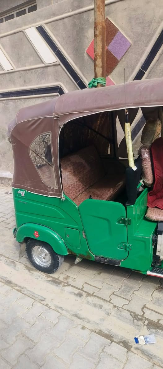 مرخصت مدير الكروب )تكتك 21)شهر 11 رقم وسنويه مكينه كفاله وكشر بي بس بل لقد ضربه 5 اصابع العنوان البصره القرنه ***********
