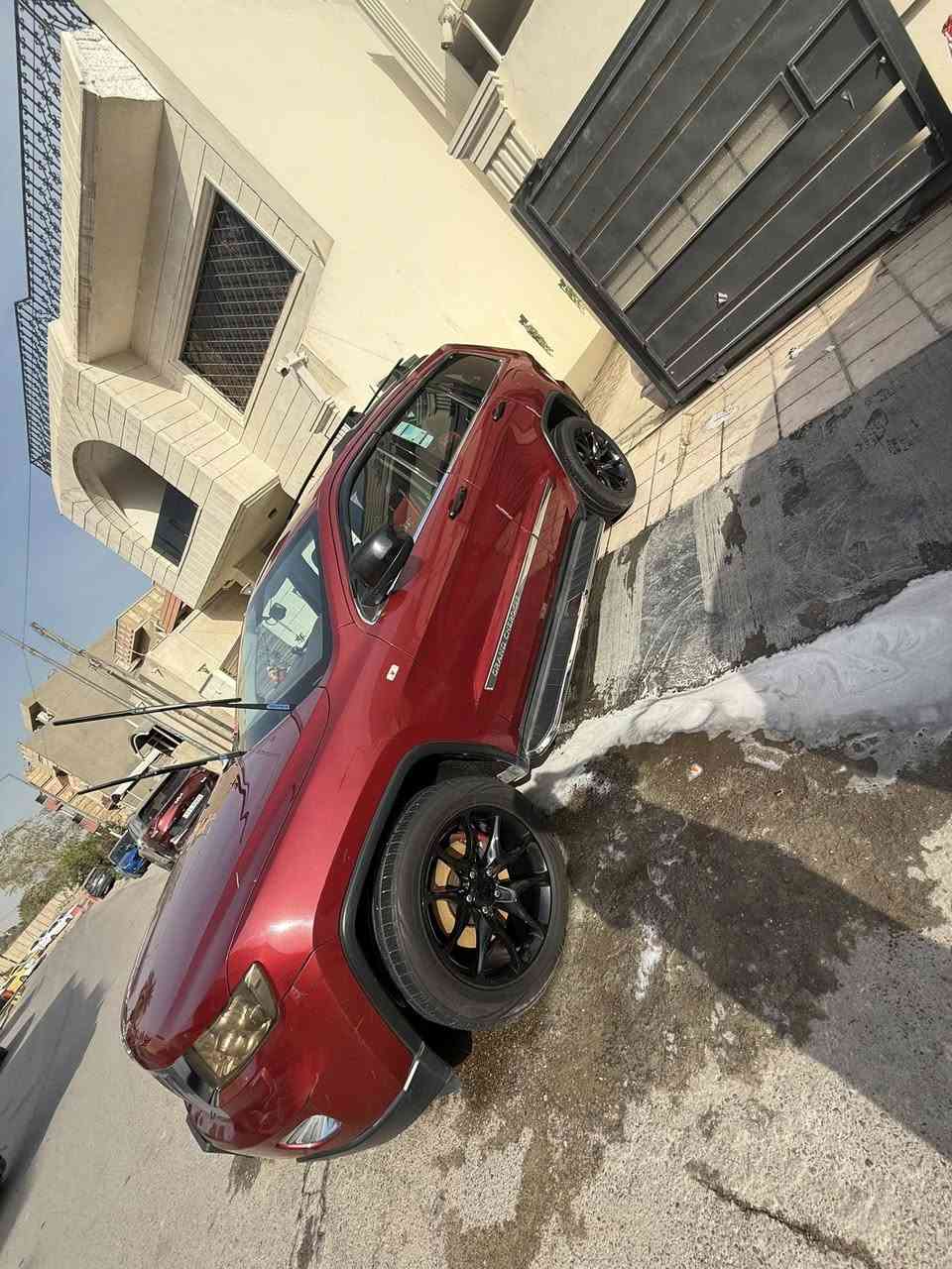 السلام وعليكم جيب شيروكي موديل 12 خليجية كلين بدون ظربه فقط بارد باب خلفي موضح بصور
🇺🇸عليها تخم تايرات جديدة 
🇺🇸ويل اسود 
🇺🇸كامره خلفيه وحساسات 
كراسي كهرباء 🇺🇸
✅شاشه بلوتوث 
✅انارة داخليه متغيره الالوان 
✅صدر امامي خلفي جديد 
سيارة مكفوله ومصروف عليها هواي شغل واطلع .السعر وباقي التفاصيل تواصل واتس ***********
