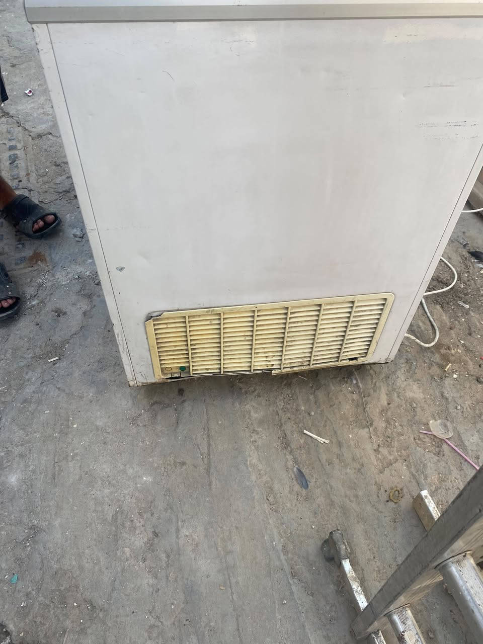 عندي مجمده للبيع ما مفتوحه و لا داخله صيانه أبد شغله على الفحص سعر 130 و بيها مجال بسيط مكاني بغداد الكراده رقم ***********
