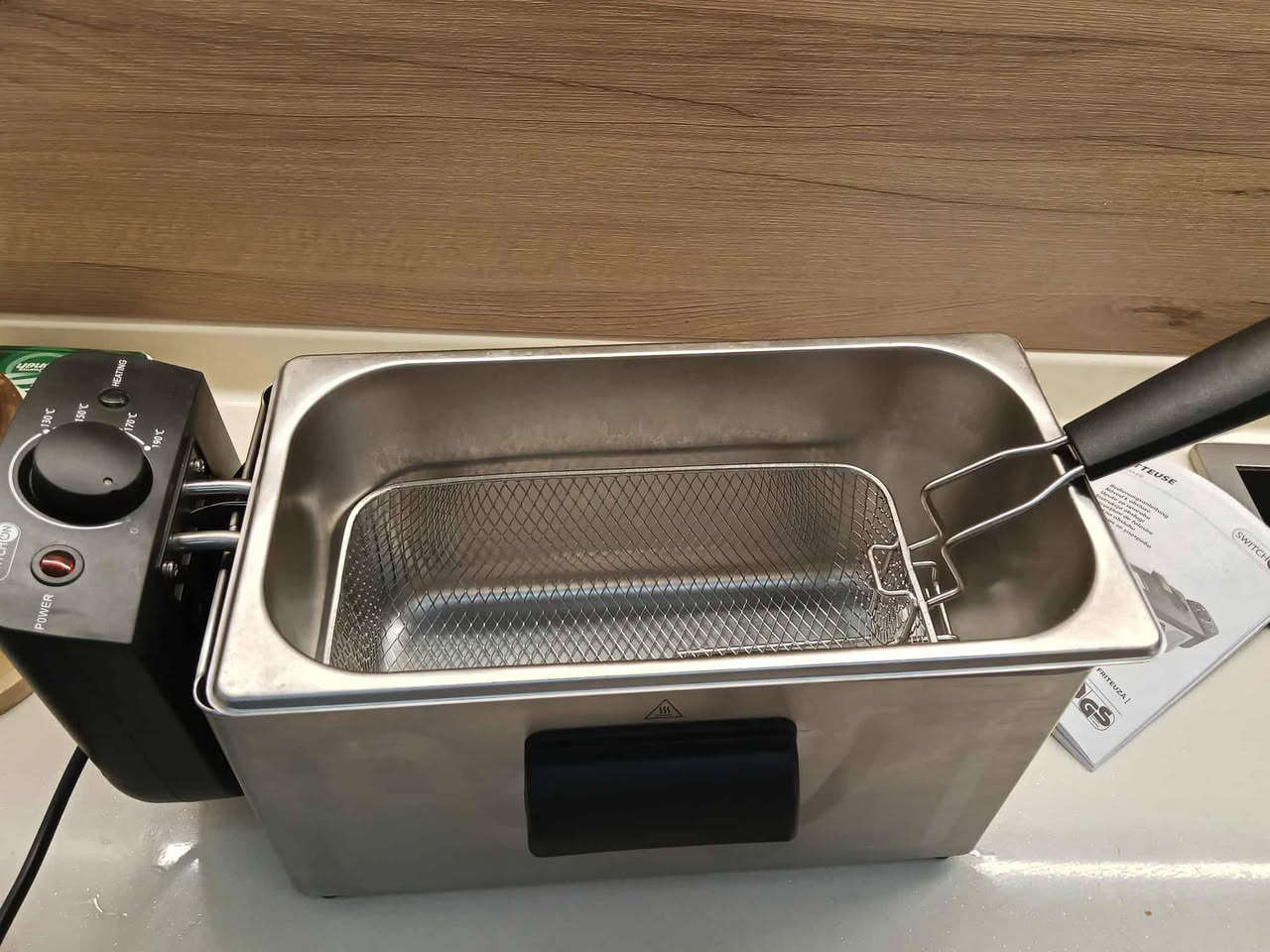 قلايه زيتيه من ماركه عالميه Switch on.مال باله..بقدره 2200 واط.وبحجم 3 لتر 
السعر 25 الف....توصل مع رقم ***********
