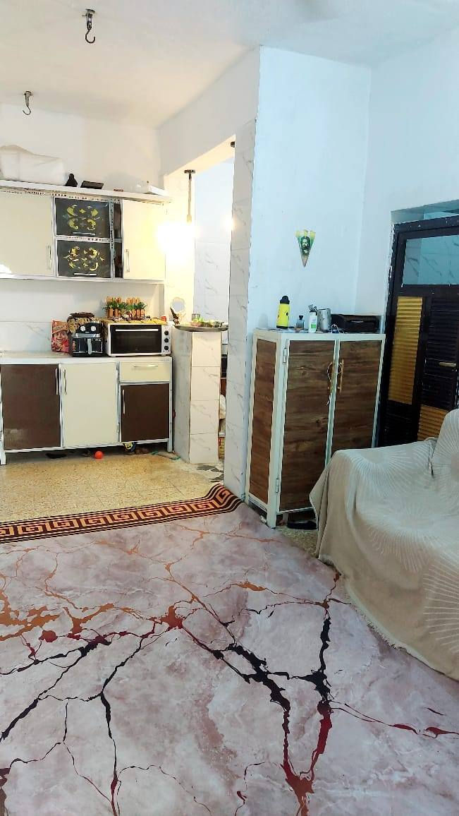 السلام عليكم...
دار سكن للبيع المساحه ١٠٠م امامي طابق واحد بناء متوسط قابل للسكن.
العنوان سومر شارع السايدين مقابيل محلات البلديه الجدد.
محتوى الدار: استقبال * صاله * غرفه * مطبخ * صحيات داخليه وخارجيه * طارمه 

السعر جداً مناسب جوه السوق ١١٠ مليون وبي مجال بيع مستعجل.
----------------------------------------
للإستفسار أكثر زياره مكتب ديار الهلالي للعقارات الواقع في حي العسكري شارع المدارس قرب مدرسه عمار بن ياسر.
رقم الهاتف ***********
