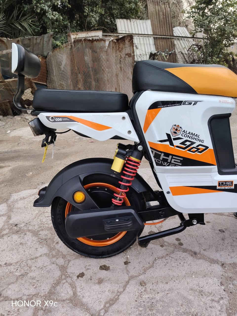 السلام عليكم،،
،، دراجة شحن نوع،،(. X900)
،، أللون أبيض مطعم برتقالي،،
                                       درع بلادي لون برتقالي،،
دوس أمامي خلفي أصلية،،
                                  ،، كشن شامو جلد مطعم برتقالي،،
،، كشن خلفي جلد بلاك،،،، نشرات،،،، دبلات خلفي أمامي كلا جديد،،.     
                  لايت عالي ناصي ابييض LED,,,
لايت بوم بالدرع بلادي،،،، دبل خلفي غاز،، دبل أمامي دهن،،

،،،، تجوة خلفية للراكب،، سلة بلادي،، كلوب خلفي LED,,
,, تشغيل عن بعد،، سويج عدد 2،،،خمس بطاريات الدبل،، 

،، مري جانبي أصلي،،

                               مكاني بغداد الجديدة،
السعر ٤٥٠ وبيها مجال،،.           
                                    هاتف ***********
